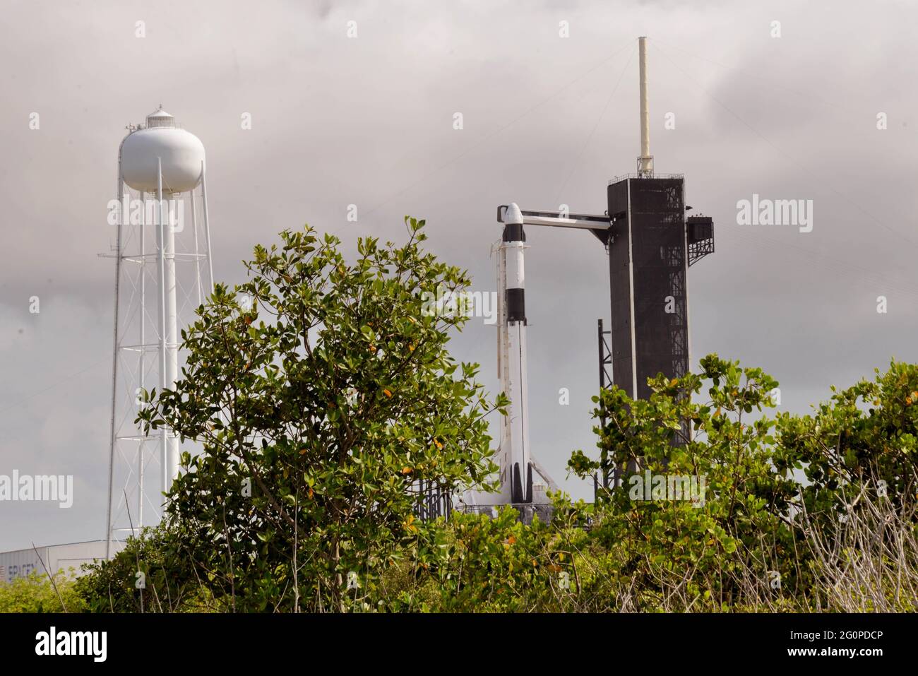 Kennedy Space Center. Merritt Island. Brevard County. Florida. USA. 2. Juni 2021. Die NASA plant den Start der nächsten Nachversorgungsmission zur Internationalen Raumstation (ISS) an Bord einer SpaceX Falcon 9-Rakete vom Launch Complex 39-A. Die Abfahrtzeit der CRS-22-Mission ist Donnerstagnachmittag, je nach Wetterlage, um 1:29 Uhr geplant. Nach dem Start wird der Booster der ersten Stufe auf einem autonomen Raumfahrtschiff Drone im Atlantischen Ozean vor der Küste Floridas landen. Kredit: Julian Leek/Alamy Live Nachrichten Stockfoto