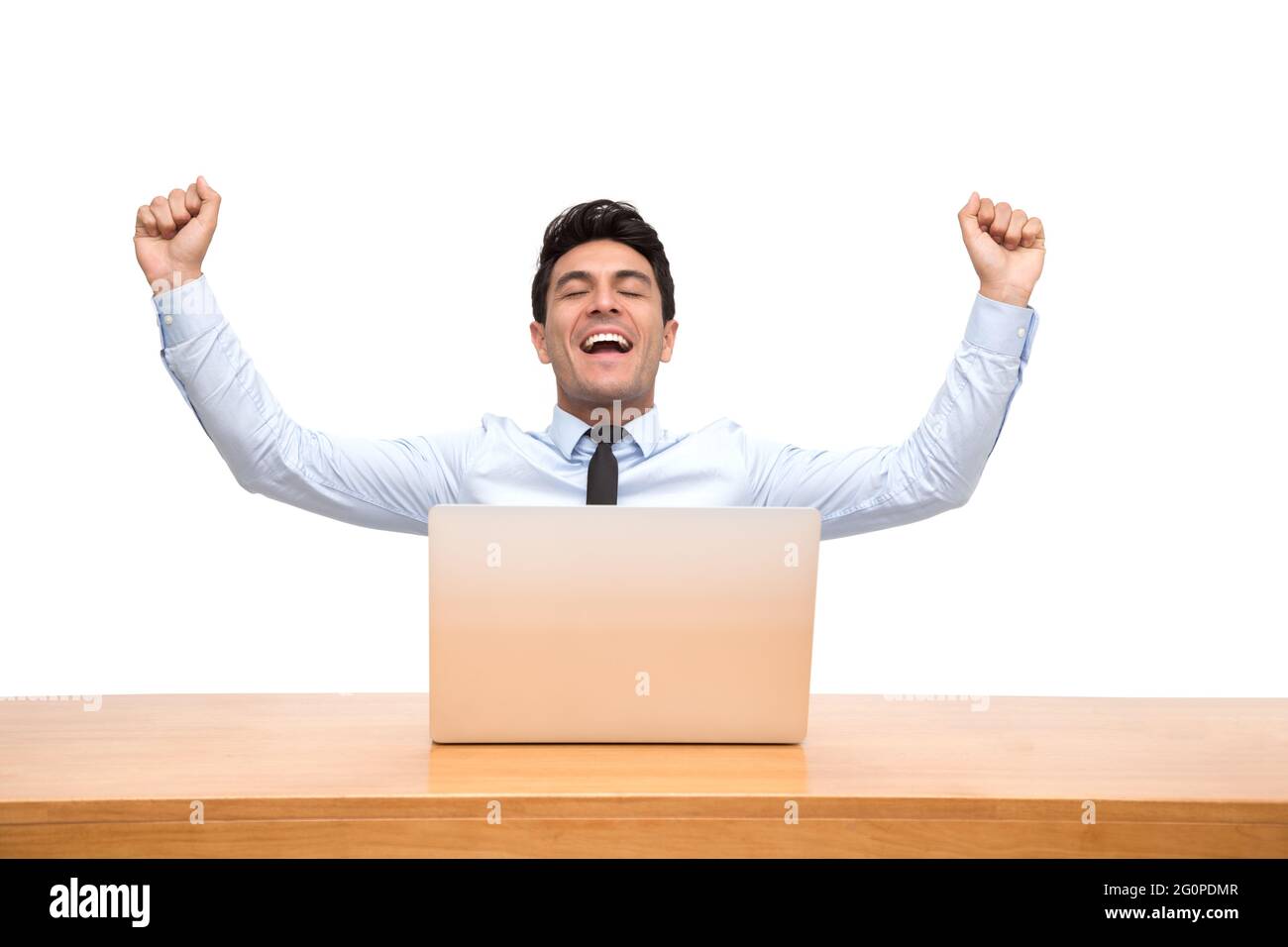 Gut aussehender Geschäftsmann Gefühl Sieger feiern Sieg on-line-Geschäft Erfolg und Sitzen am Schreibtisch mit Laptop auf weißem Hintergrund begeistert Stockfoto