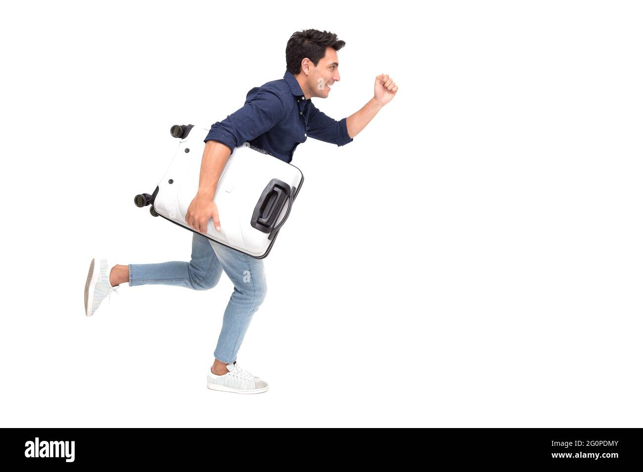 Stattlichen kaukasischen Tourist schnell laufen und mit Gepäck auf weißem Hintergrund, Ferienhäuser Travel Concept Stockfoto