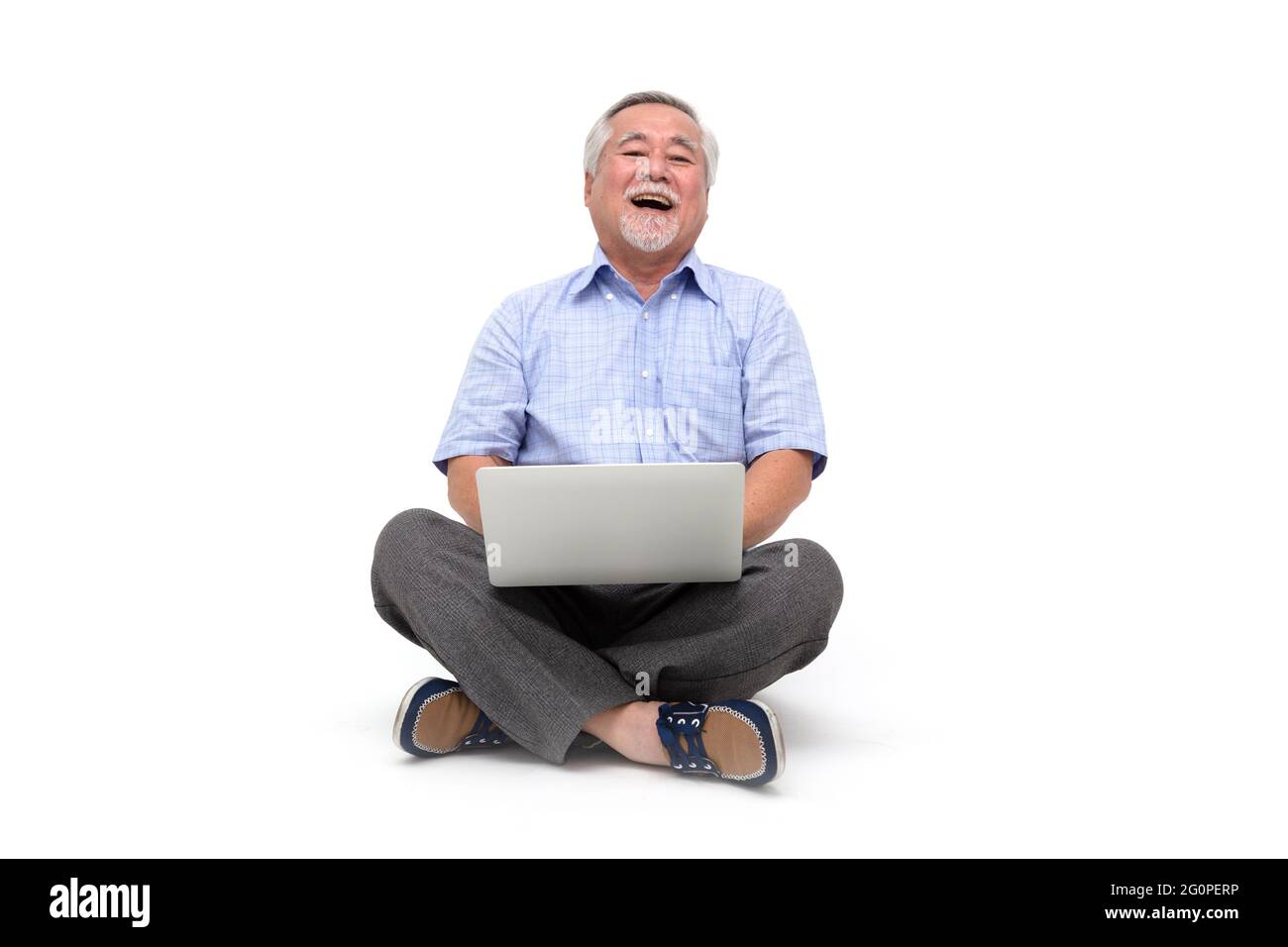 Aufgeregt Senior asiatischen Mann glücklich feiert Sieg Online-Geschäftserfolg und sitzt auf dem Boden mit Laptop isoliert auf weißem Hintergrund, Free Stockfoto