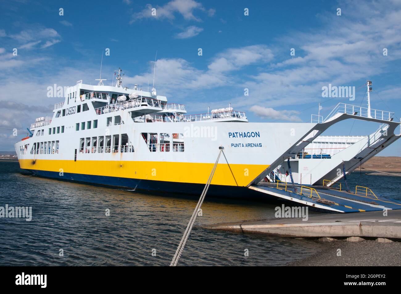 Die Fähre RO-ro dockte in Porvenir, Feuerland, an, bevor sie den Shuttle-Service nach Punta Arenas auf dem chilenischen Festland anstellte Stockfoto