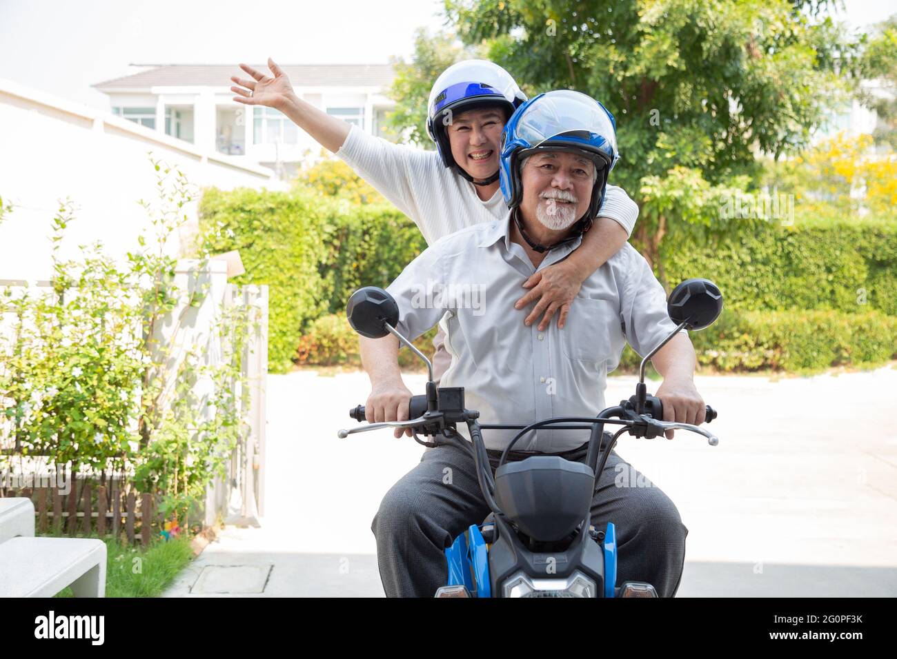 Senior Asian paar Reiten Motorrad, glücklich aktives Alter und Lifestyle-Konzept Stockfoto