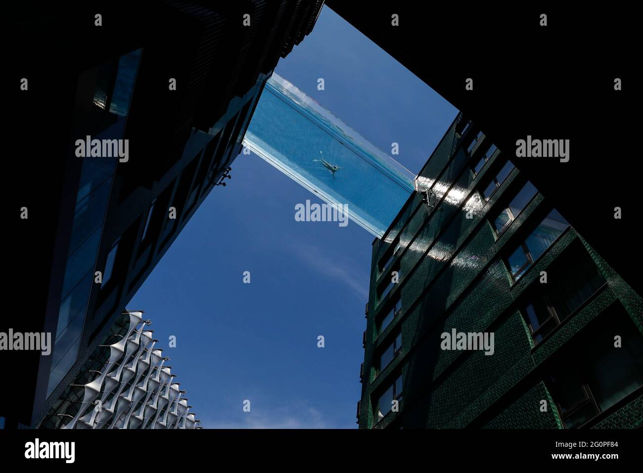 London, Großbritannien. Juni 2021. Am 2. Juni 2021 schwimmt eine Person im Sky Pool, einer transparenten Schwimmbadbrücke über zwei Wohnblocks im Süden Londons, Großbritannien. Quelle: Han Yan/Xinhua/Alamy Live News Stockfoto