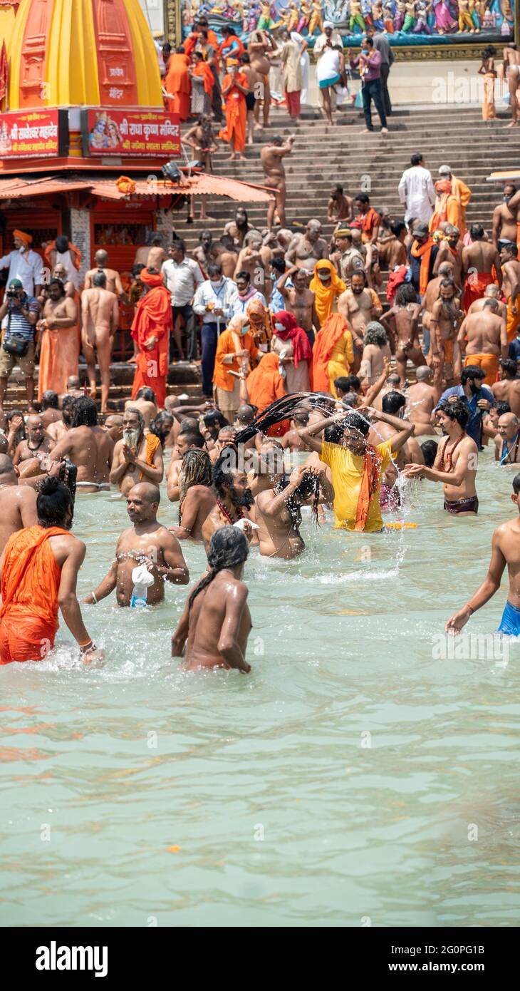 Haridwar, Uttarakhand Indien 06. April 2021. Ein Sprung von Spiritualität und Glauben, Maha Kumbh 2021. Morgenabkühlung, indische Heilige schlagen im Ganges des Ganga River und verehren ihren Gott. Hochwertig Stockfoto