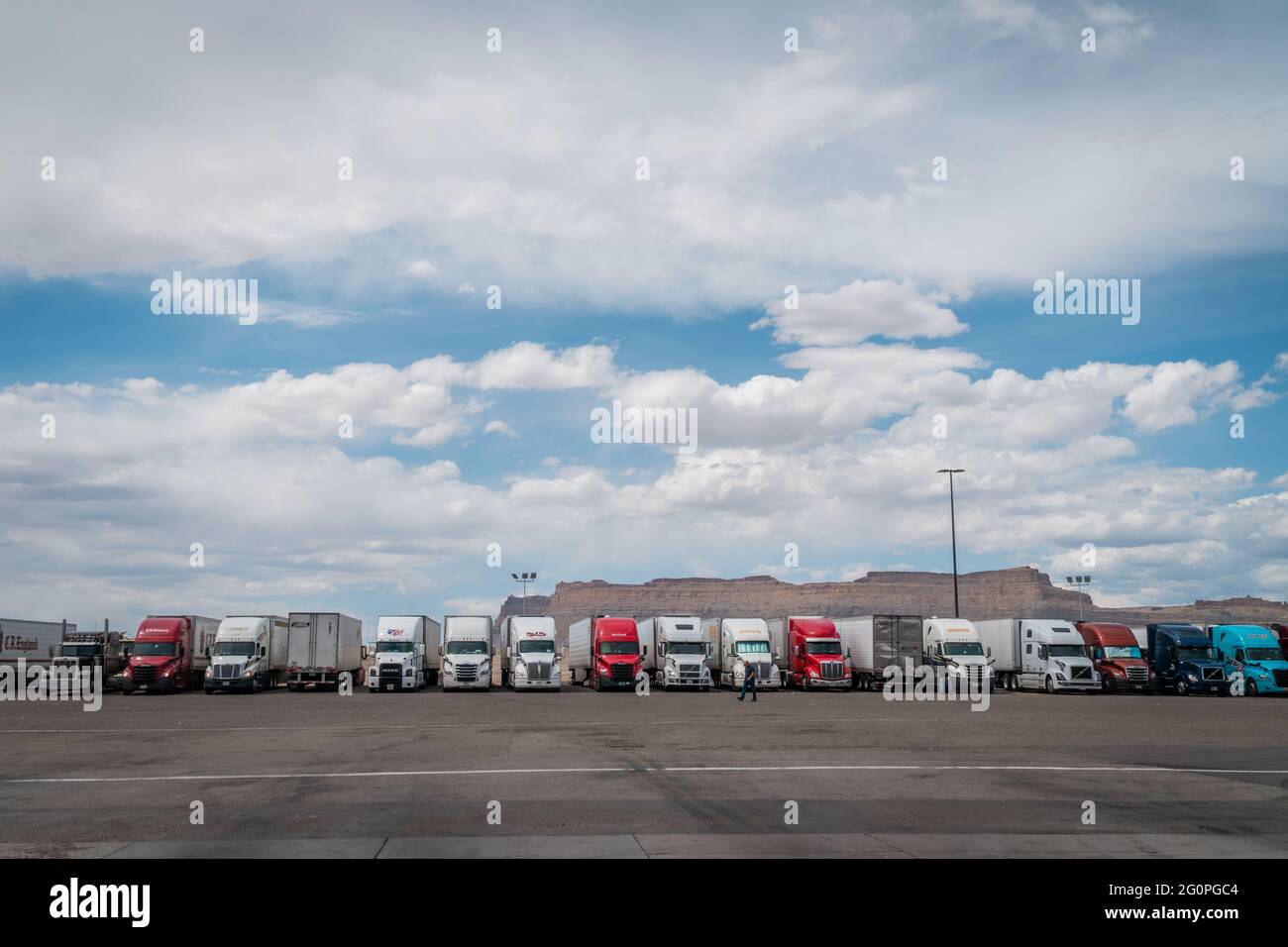 Green River, UT, USA, 30. Mai 2021: Lastwagen Reihen sich in einem Lkw-Stop an. Die Speditionen stehen in der Zeit nach der Pandemie vor einem Engpass. Stockfoto