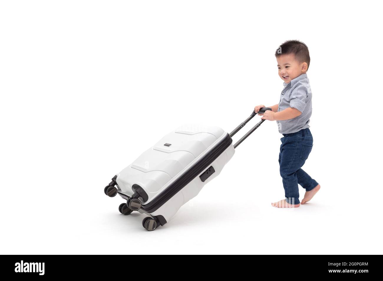 Gerne Asiatische baby boy Schiebetüren Gepäck Reisetasche oder Koffer auf weißem Hintergrund, Reisen und neue Abenteuer Familie Reise für Kind Beifahrerseite Stockfoto