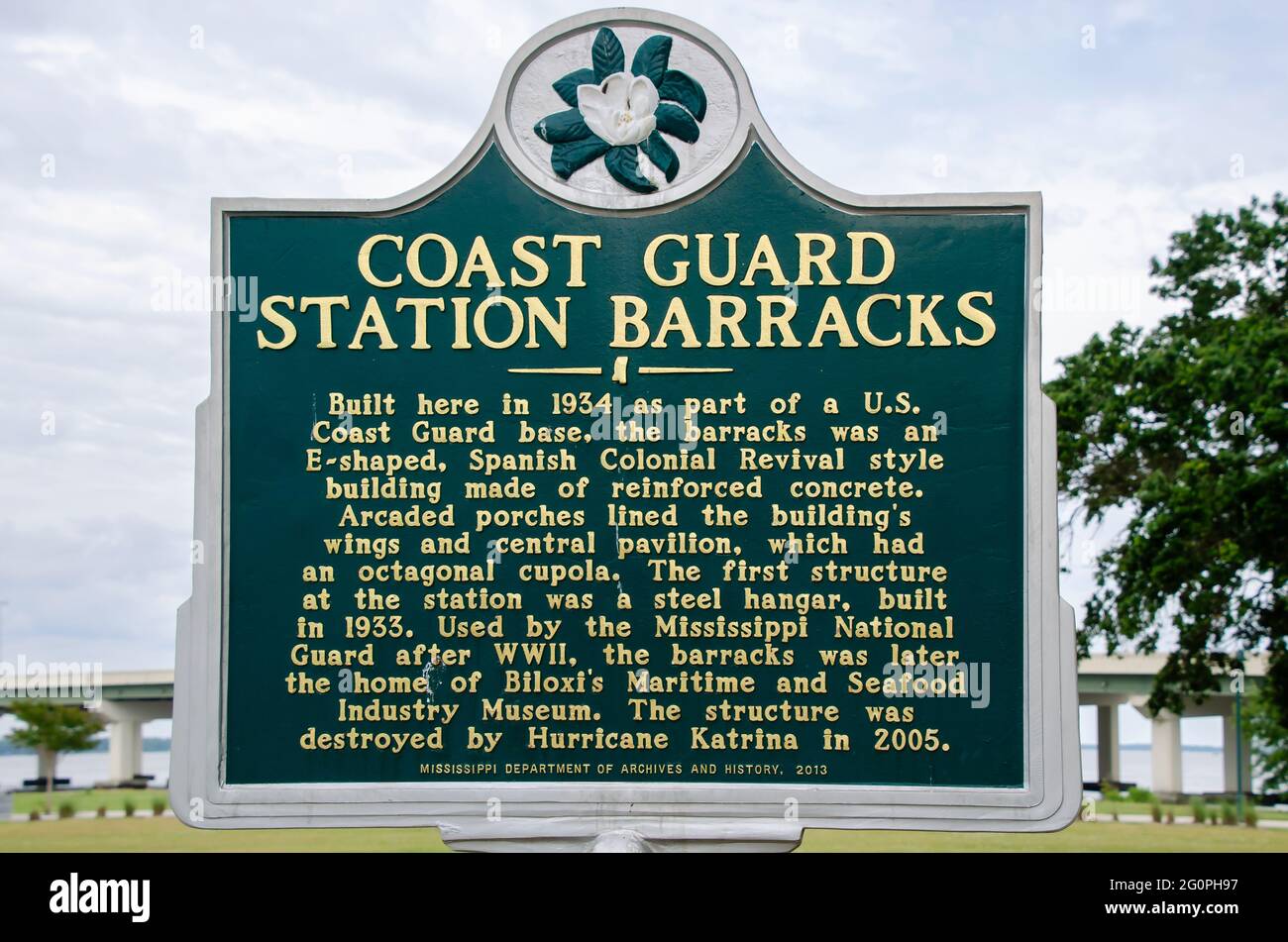 Eine historische Markierung befindet sich auf dem ehemaligen Gelände der US-Küstenwache-Kaserne am Point Cadet, 29. Mai 2021, in Biloxi, Mississippi. Stockfoto