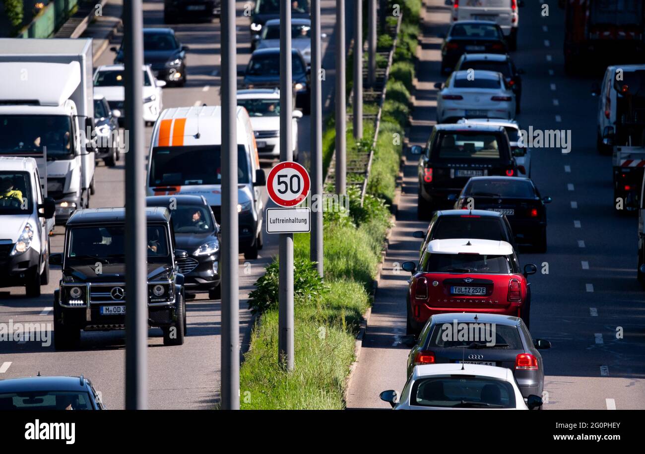 München, Deutschland. Juni 2021. Zahlreiche Autos fahren während der Hauptverkehrszeit über den Mittleren Ring. Ein Schild weist auf die Höchstgeschwindigkeit von 50 km/h hin, die dazu beitragen soll, die Luft sauber zu halten. Die EU-Kommission hat Deutschland verklagt, weil die Jahres- und Stundengrenzwerte für Stickstoffdioxid in zahlreichen Gebieten seit 2010 überschritten wurden. Deutschland verstößt damit systematisch gegen die EU-Luftqualitätsrichtlinie und hat zu wenig unternommen, um diese Verletzung auf ein Minimum zu beschränken. Quelle: Sven Hoppe/dpa/Alamy Live News Stockfoto