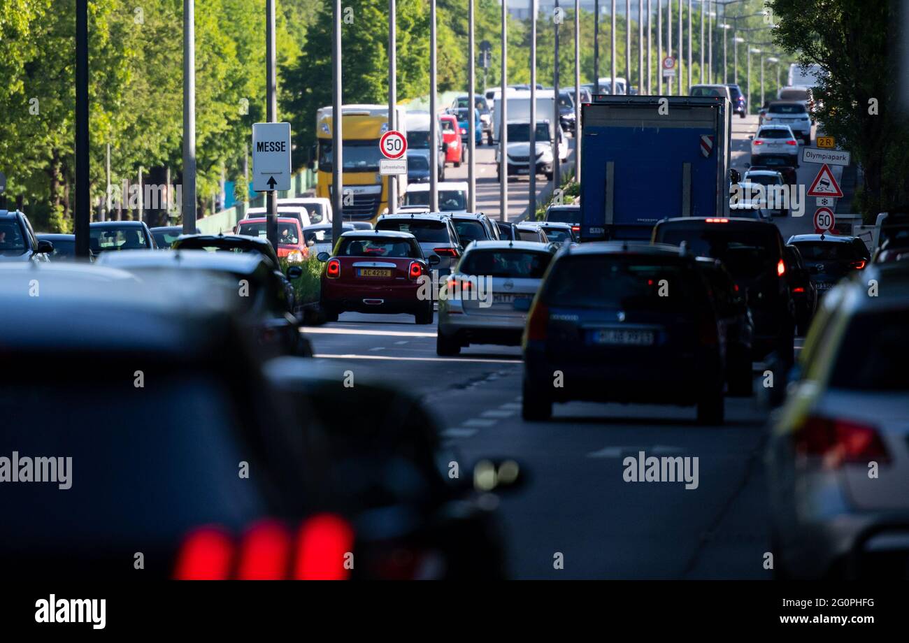 München, Deutschland. Juni 2021. Zahlreiche Autos fahren während der Hauptverkehrszeit über den Mittleren Ring. Ein Schild weist auf die Höchstgeschwindigkeit von 50 km/h hin, die dazu beitragen soll, die Luft sauber zu halten. Die EU-Kommission hat Deutschland verklagt, weil die Jahres- und Stundengrenzwerte für Stickstoffdioxid in zahlreichen Gebieten seit 2010 überschritten wurden. Deutschland verstößt damit systematisch gegen die EU-Luftqualitätsrichtlinie und hat zu wenig unternommen, um diese Verletzung auf ein Minimum zu beschränken. Quelle: Sven Hoppe/dpa/Alamy Live News Stockfoto