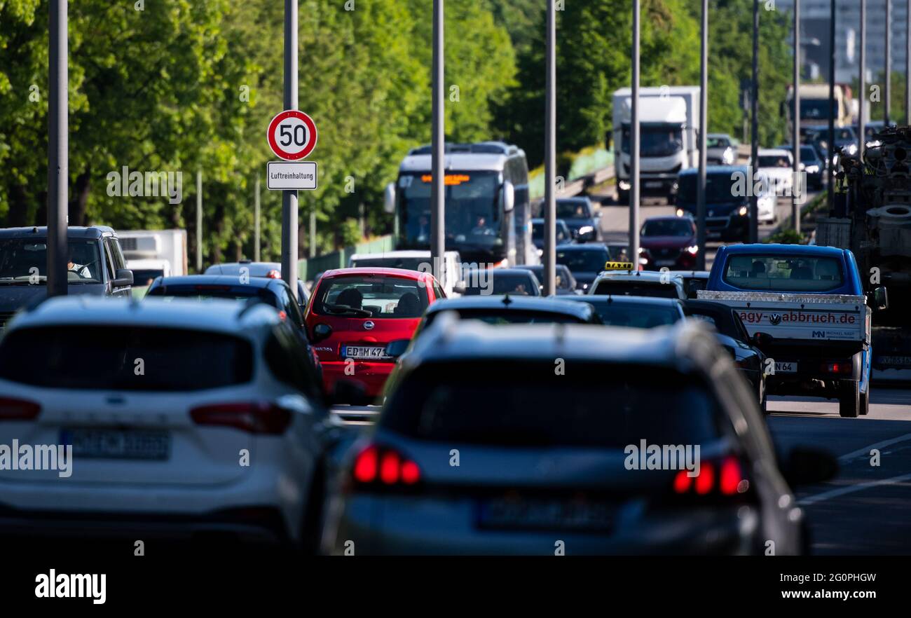 München, Deutschland. Juni 2021. Zahlreiche Autos fahren während der Hauptverkehrszeit über den Mittleren Ring. Ein Schild weist auf die Höchstgeschwindigkeit von 50 km/h hin, die dazu beitragen soll, die Luft sauber zu halten. Die EU-Kommission hat Deutschland verklagt, weil die Jahres- und Stundengrenzwerte für Stickstoffdioxid in zahlreichen Gebieten seit 2010 überschritten wurden. Deutschland verstößt damit systematisch gegen die EU-Luftqualitätsrichtlinie und hat zu wenig unternommen, um diese Verletzung auf ein Minimum zu beschränken. Quelle: Sven Hoppe/dpa/Alamy Live News Stockfoto