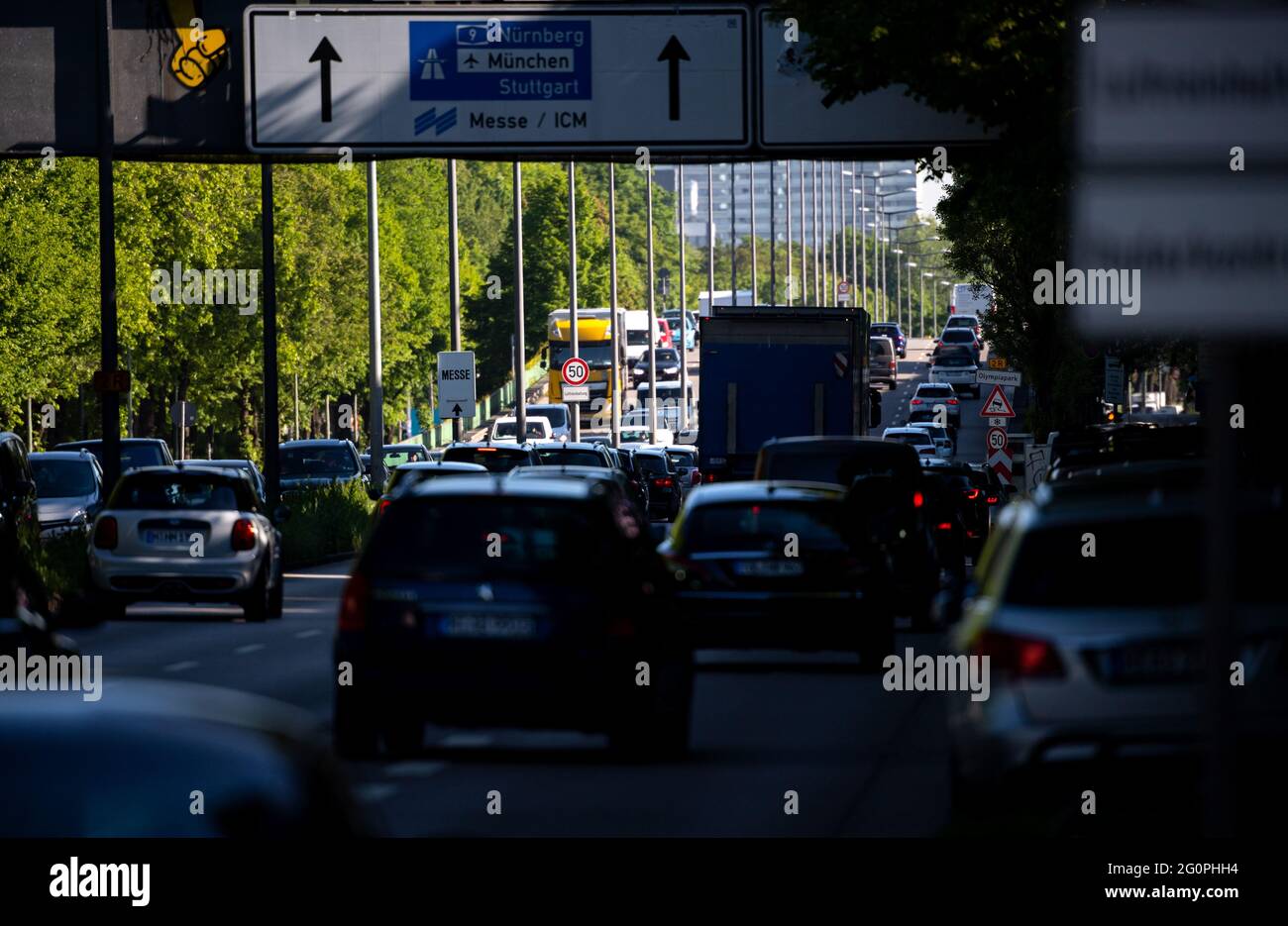 München, Deutschland. Juni 2021. Zahlreiche Autos fahren während der Hauptverkehrszeit über den Mittleren Ring. Ein Schild weist auf die Höchstgeschwindigkeit von 50 km/h hin, die dazu beitragen soll, die Luft sauber zu halten. Die EU-Kommission hat Deutschland verklagt, weil die Jahres- und Stundengrenzwerte für Stickstoffdioxid in zahlreichen Gebieten seit 2010 überschritten wurden. Deutschland verstößt damit systematisch gegen die EU-Luftqualitätsrichtlinie und hat zu wenig unternommen, um diese Verletzung auf ein Minimum zu beschränken. Quelle: Sven Hoppe/dpa/Alamy Live News Stockfoto