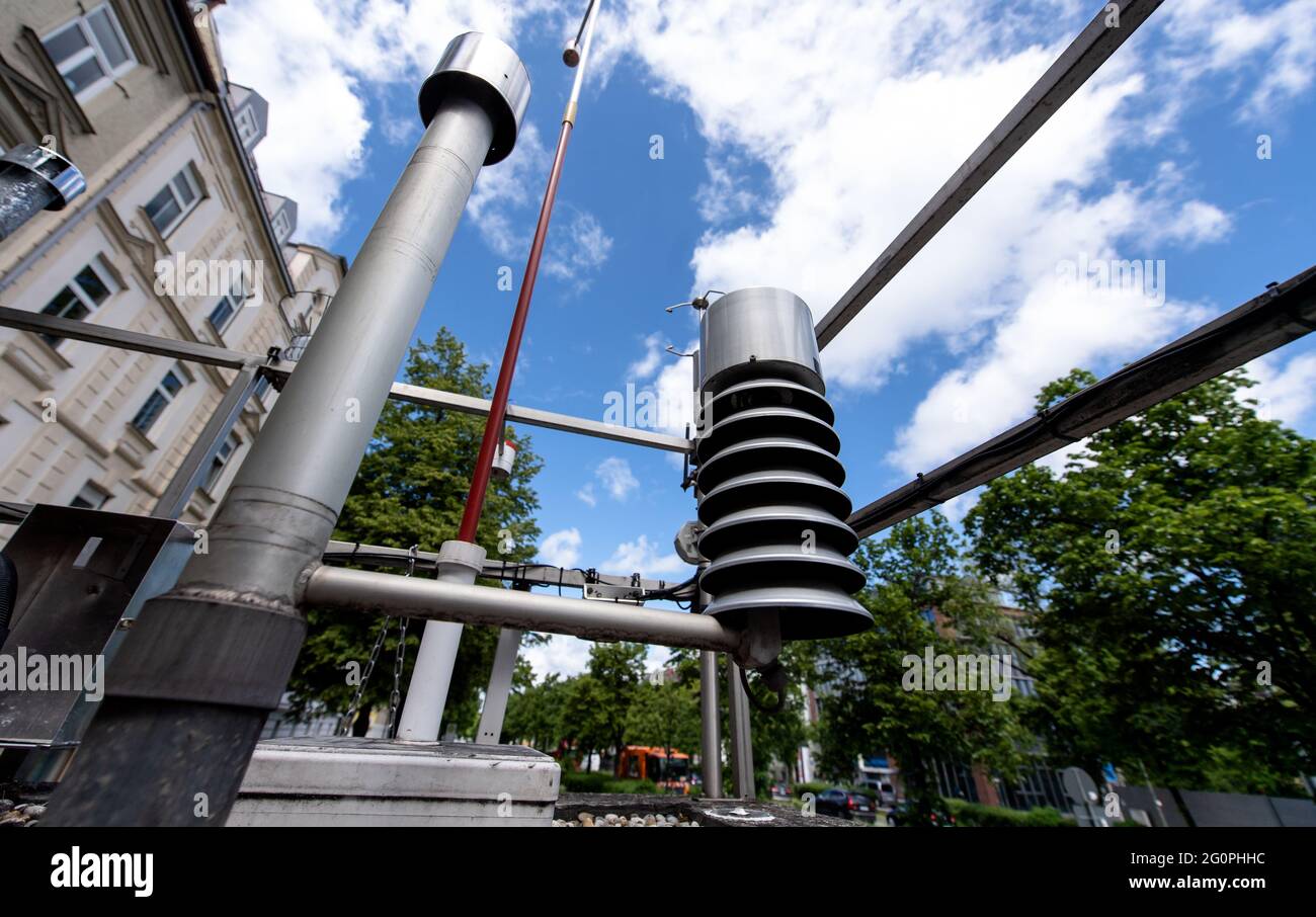 München, Deutschland. Mai 2021. Auf dem Dach einer Luftüberwachungsstation an der Landshuter Allee sind verschiedene Messgeräte installiert. Die EU-Kommission hat Deutschland verklagt, weil die Jahres- und Stundengrenzwerte für Stickstoffdioxid in zahlreichen Gebieten seit 2010 überschritten wurden. Deutschland verstößt damit systematisch gegen die EU-Luftqualitätsrichtlinie und hat zu wenig unternommen, um diese Verletzung auf ein Minimum zu beschränken. Quelle: Sven Hoppe/dpa/Alamy Live News Stockfoto