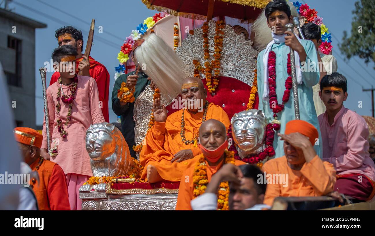 Haridwar, Uttarakhand. Indien – 5. März 2021 – Indische Sadhus kommen nach Kumbh Mela, Royal Herzlich Willkommen. Sadhus, die in Fahrgeschäften sitzen und eine Girlande tragen, Stockfoto