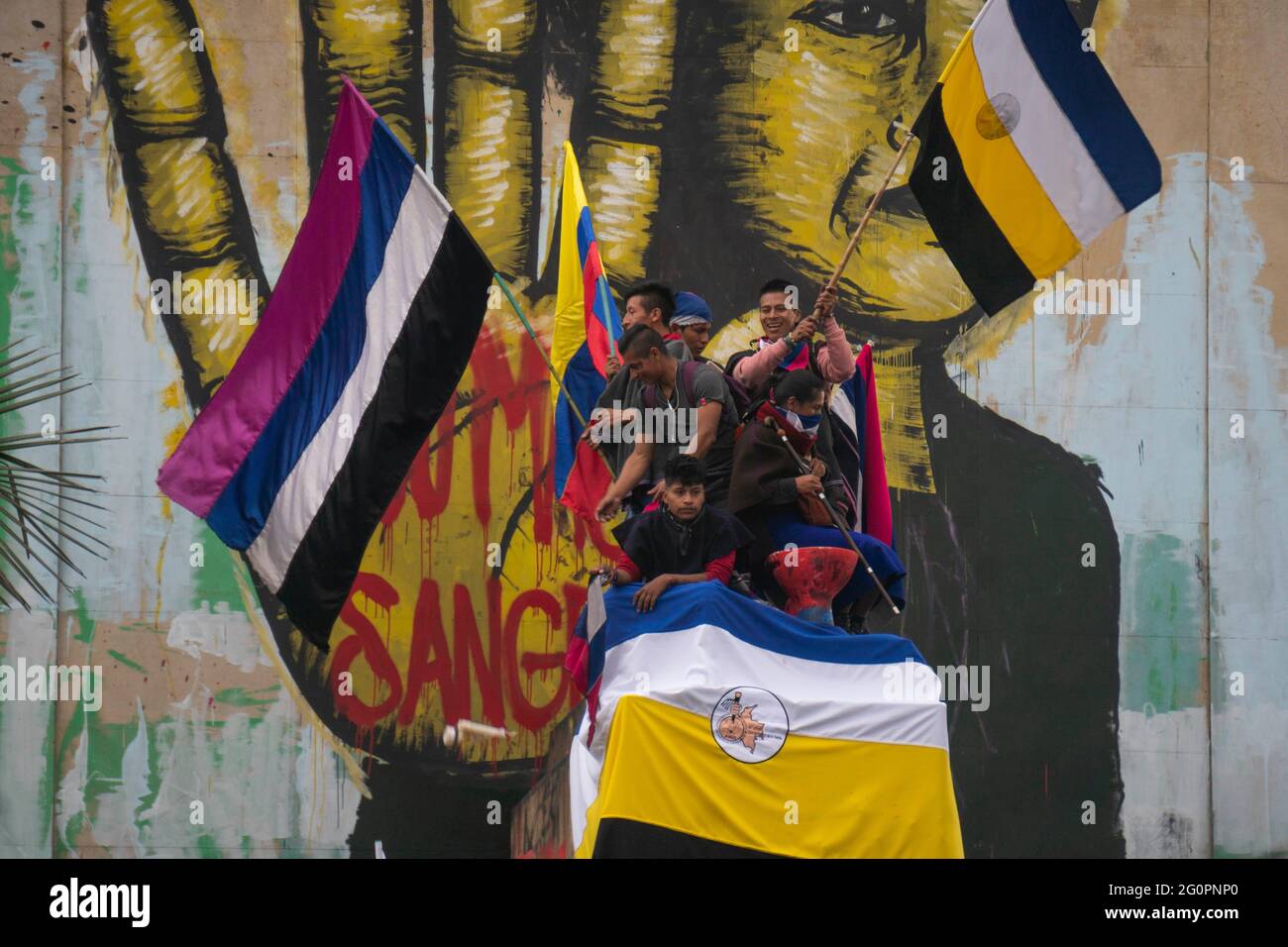 Bogota, 2. Juni 2021: Demonstranten und indigene Frauen der Misak-Gemeinde protestieren in Bogota in der fünften Woche der Proteste gegen die Regierung Kolumbiens.Quelle: Daniel Garzon Herazo/ZUMA Wire/Alamy Live News Stockfoto