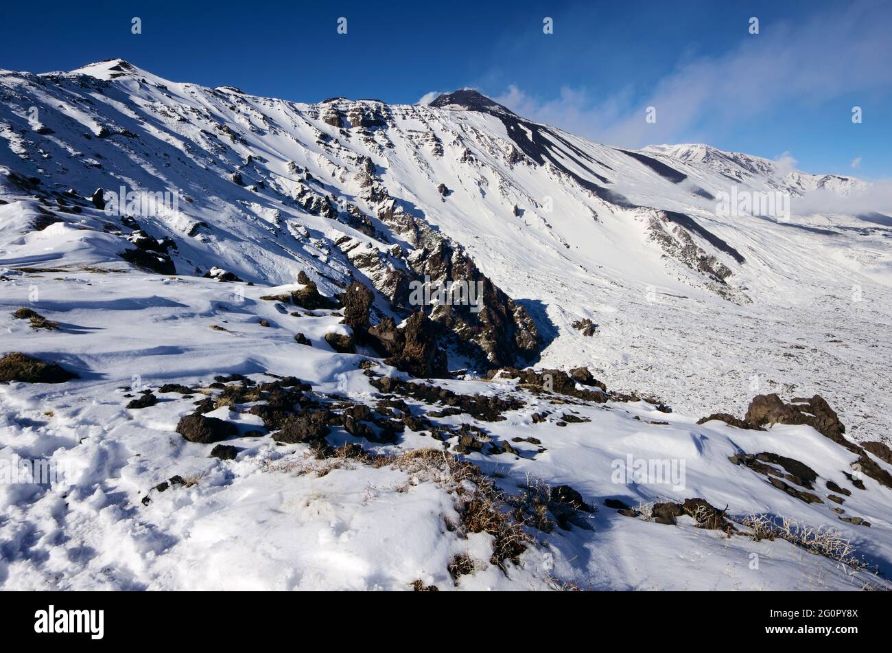 Der steile Berghang des 'Bove'-Tals bedeckt von Schnee auf Sizilien unterhalb des Südost-Krater des Ätna-Berges Stockfoto