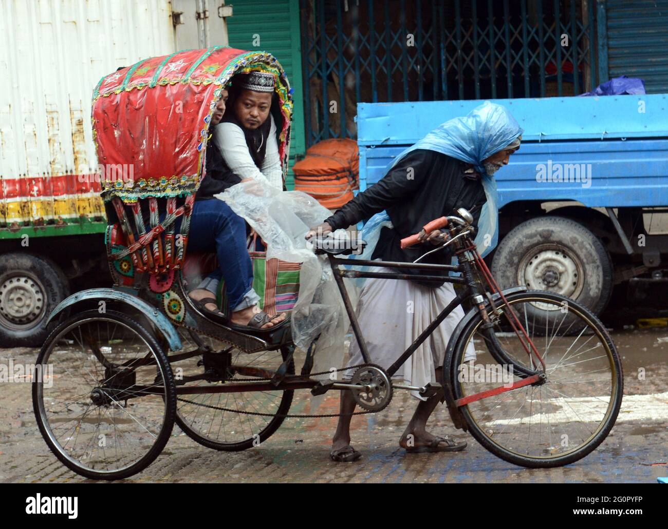 Bunte Rikschas durchstreifen die Straßen von Dhaka, Bangladesch. Stockfoto
