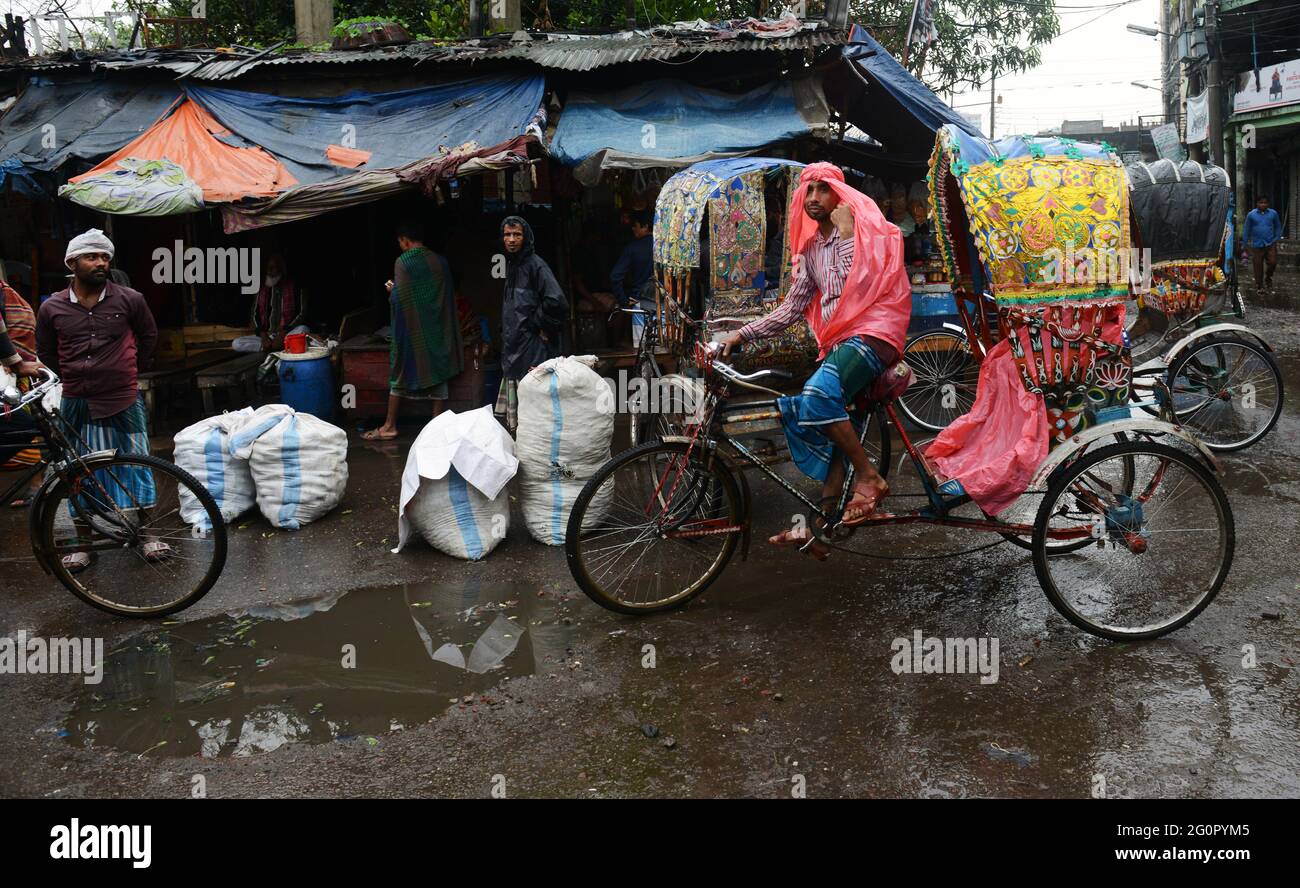 Bunte Rikschas durchstreifen die Straßen von Dhaka, Bangladesch. Stockfoto