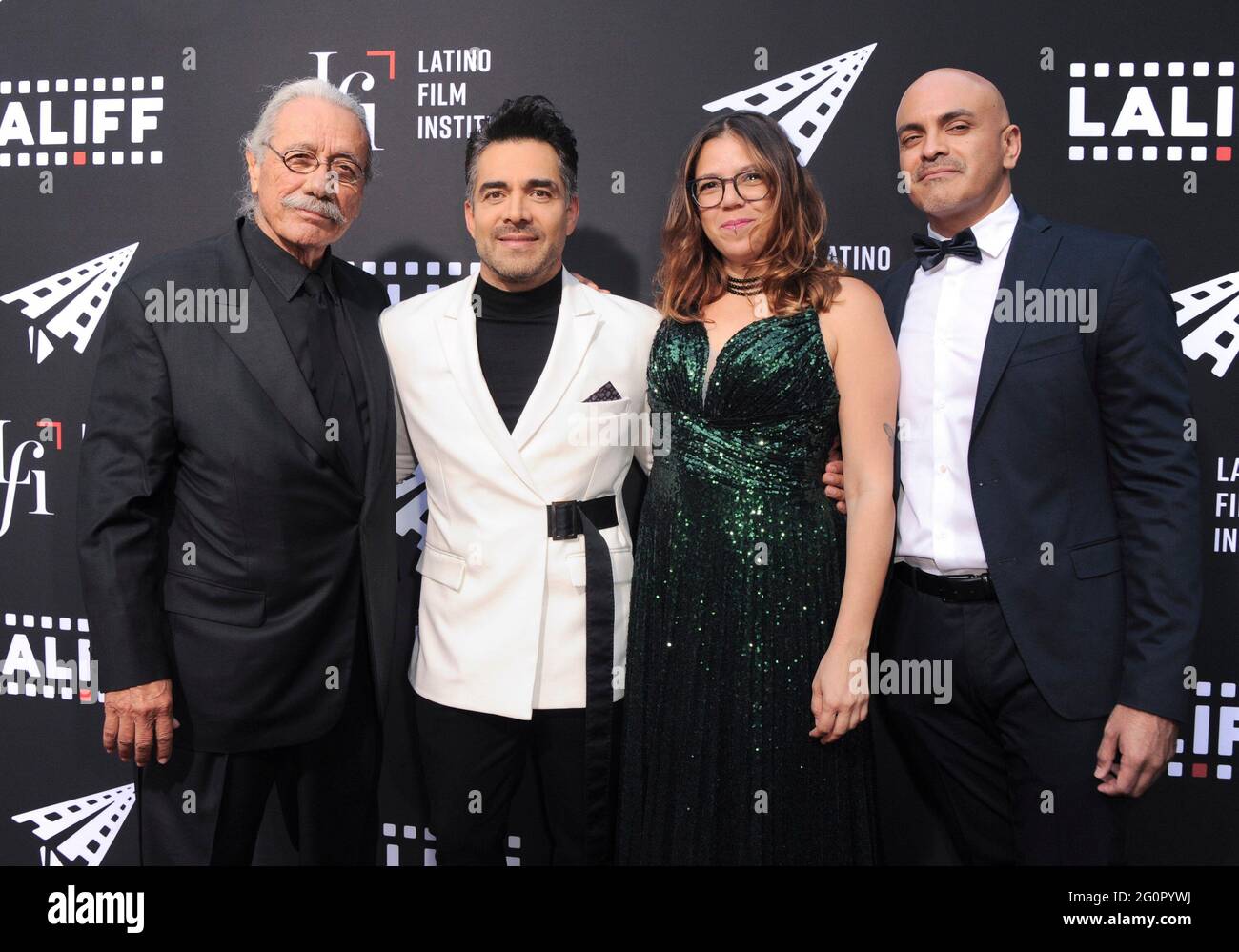Hollywood, Kalifornien. Juni 2021. Edward James Olmos, Omar Chaparro, Diana Cadavid, Gast bei der Ankunft zur 7. Und UNION-Weltpremiere beim Los Angeles Latino International Film Festival (LALIFF) Opening Night, TCL Chinese Theatre, Hollywood, CA 2. Juni 2021. Kredit: Elizabeth Goodenough/Everett Collection/Alamy Live Nachrichten Stockfoto