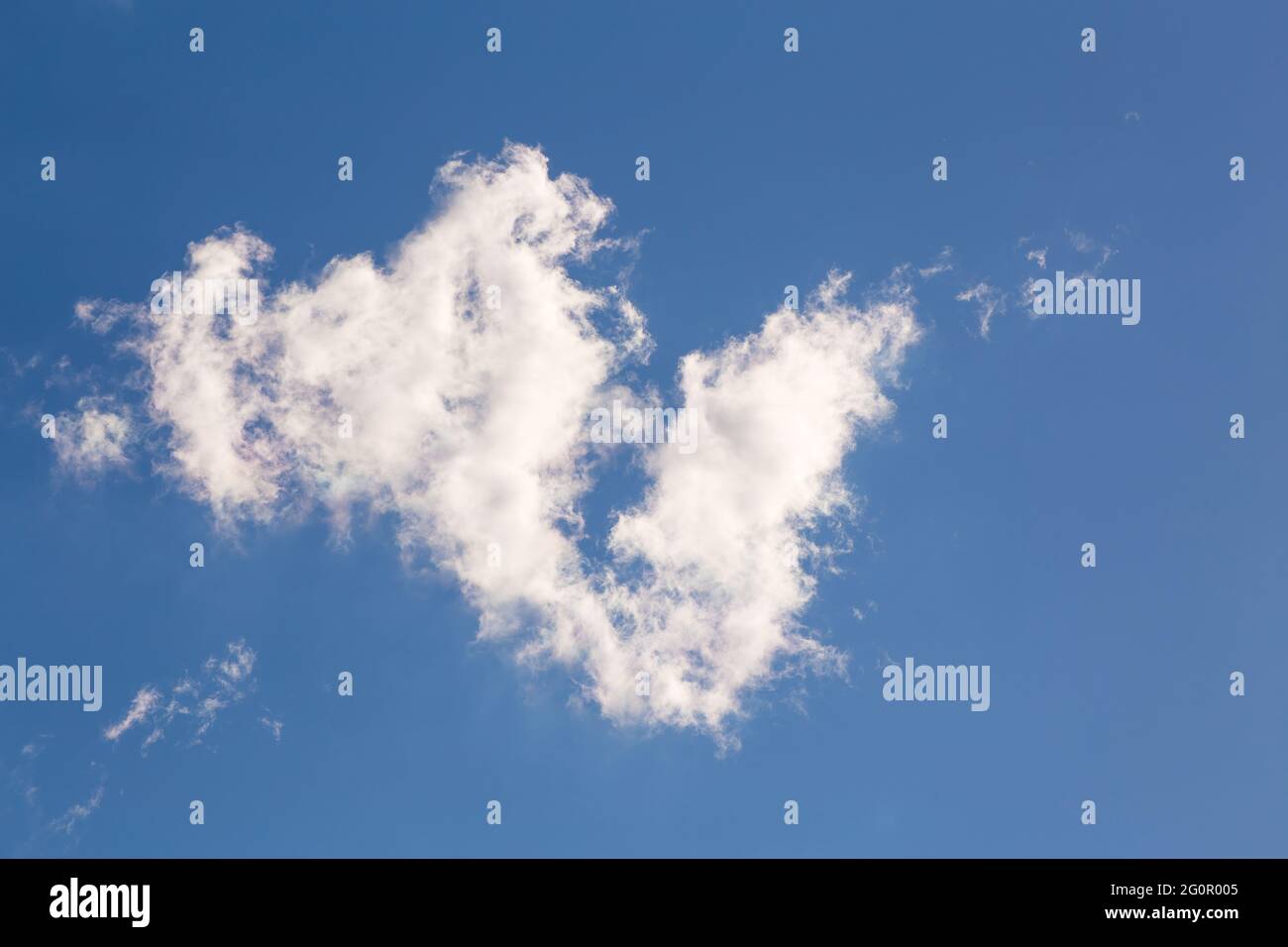 Schöner blauer Himmel mit weißer Wolke. Himmelspanorama für Bildschirmschoner, Postkarten, Kalender, Präsentationen. Warmer Sommertag. Stockfoto