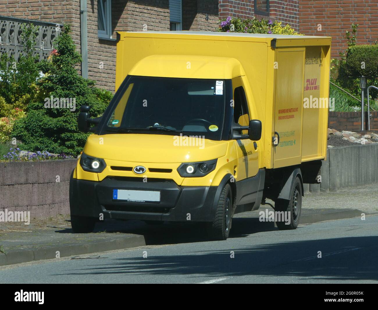 Uelsen, Deutschland - Juni 2 2021 - die deutsche Postgesellschaft DHL betreibt elektrische Transporter, die von der Firma selbst entwickelt und produziert wurden. Stockfoto