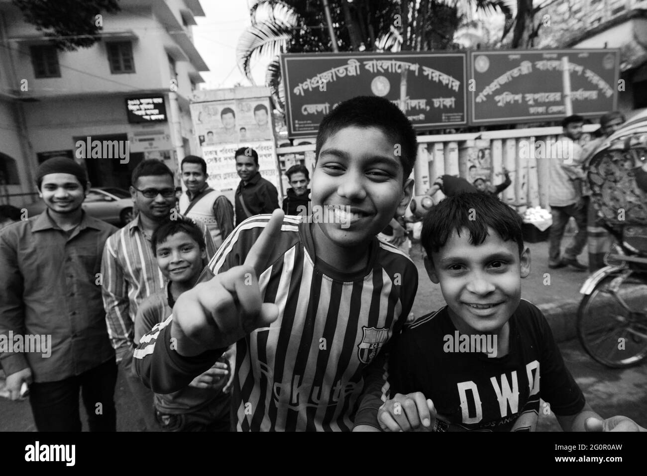 Fröhliche bangladeschische Jungen in Dhaka, Bangladesch. Stockfoto