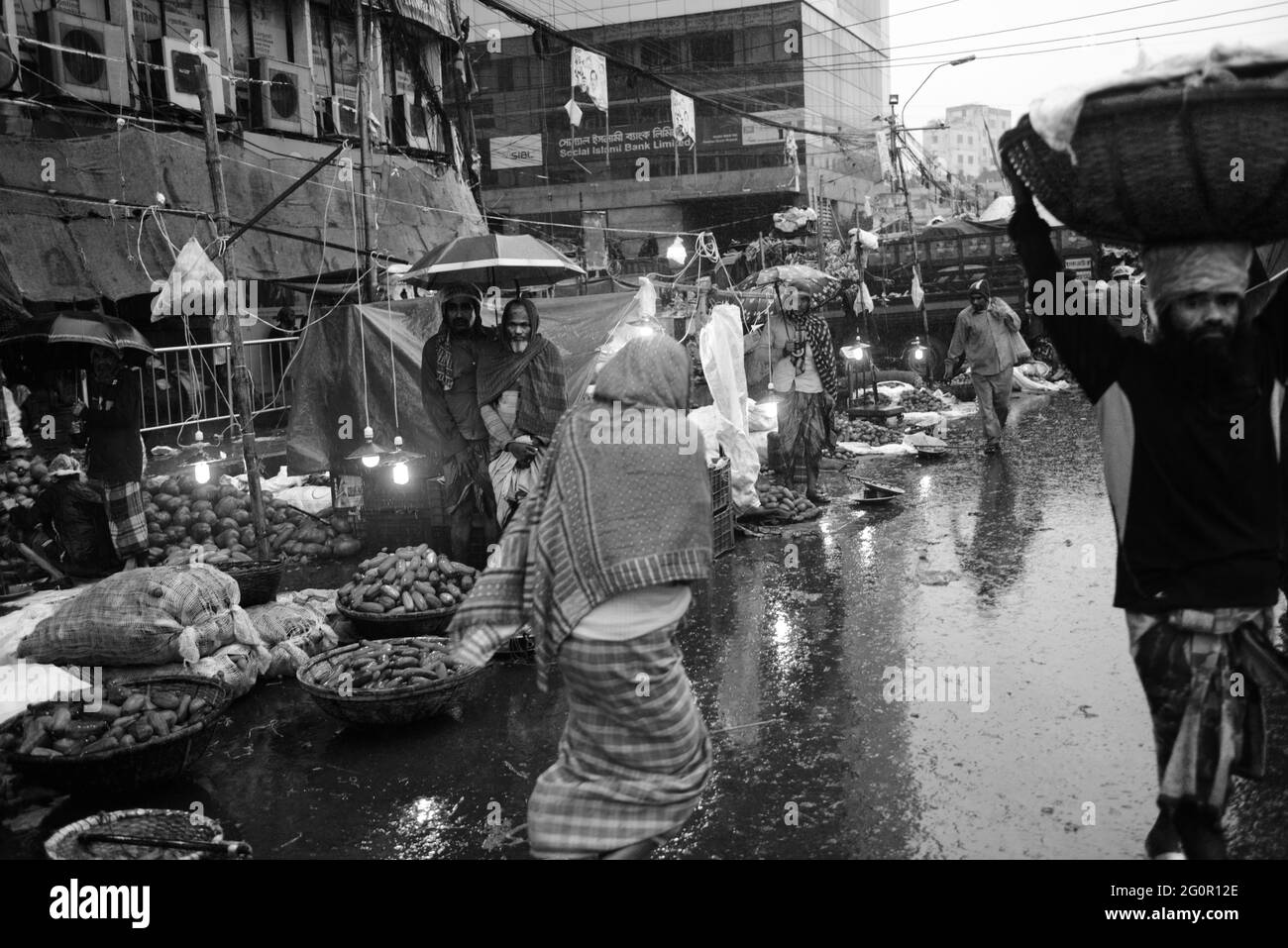 Ein regnerischer Tag auf dem Karwan Bazar Großmarkt in Dhaka, Bangladesch. Stockfoto