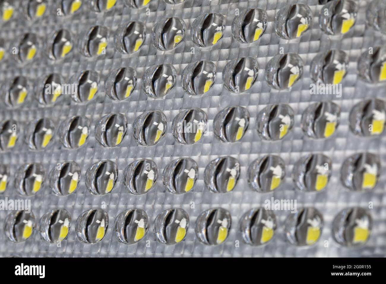 Hintergrund aus Glas Glas transparent von LED-Lampe oder Panel mit gelben Licht emittierende Dioden Elemente im Inneren. Selektiver Fokus, Hintergrund aus Glas gla Stockfoto
