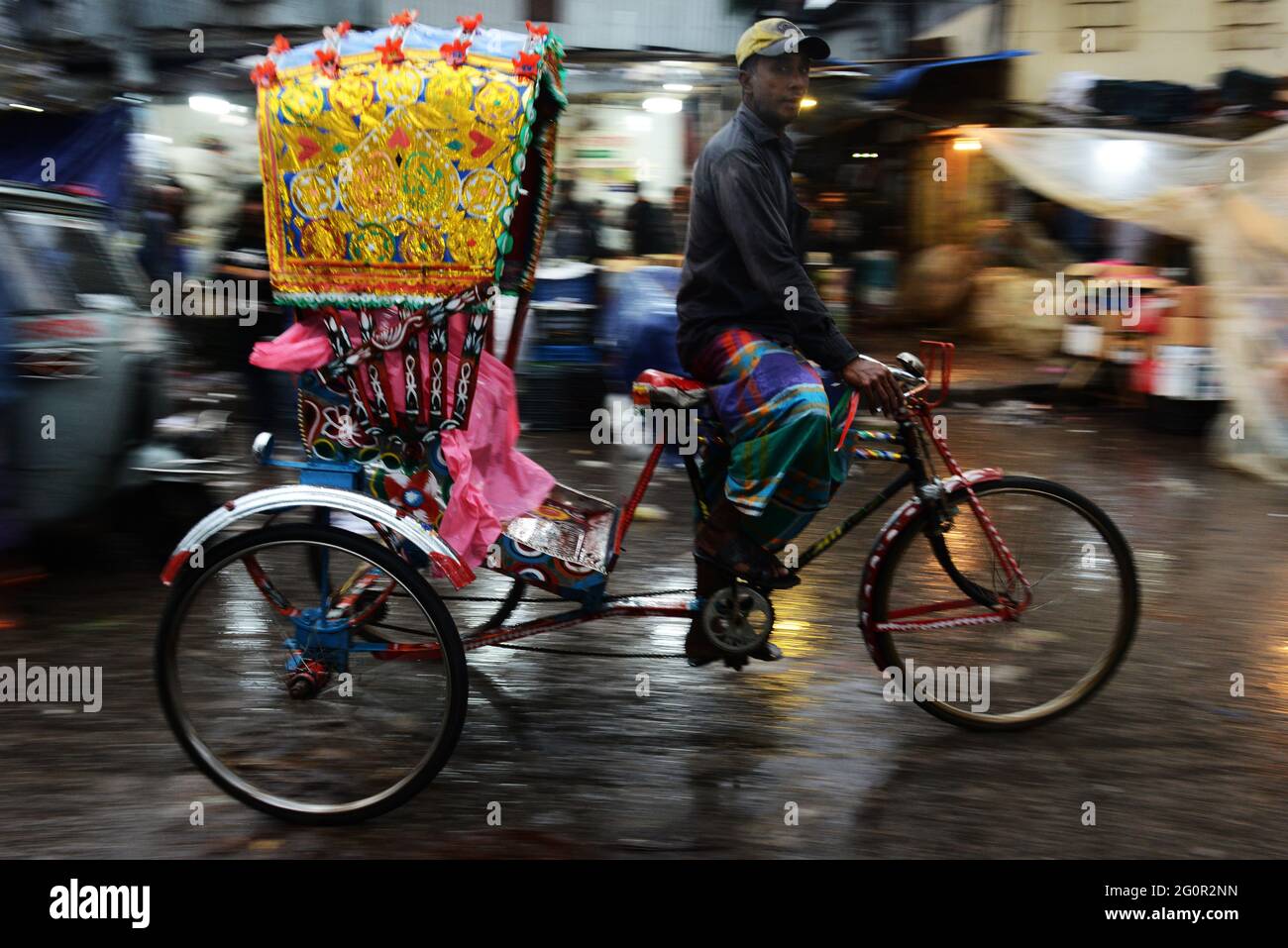 Eine Fahrrad-Rikscha in Bewegung. Dhaka, Bangladesch. Stockfoto