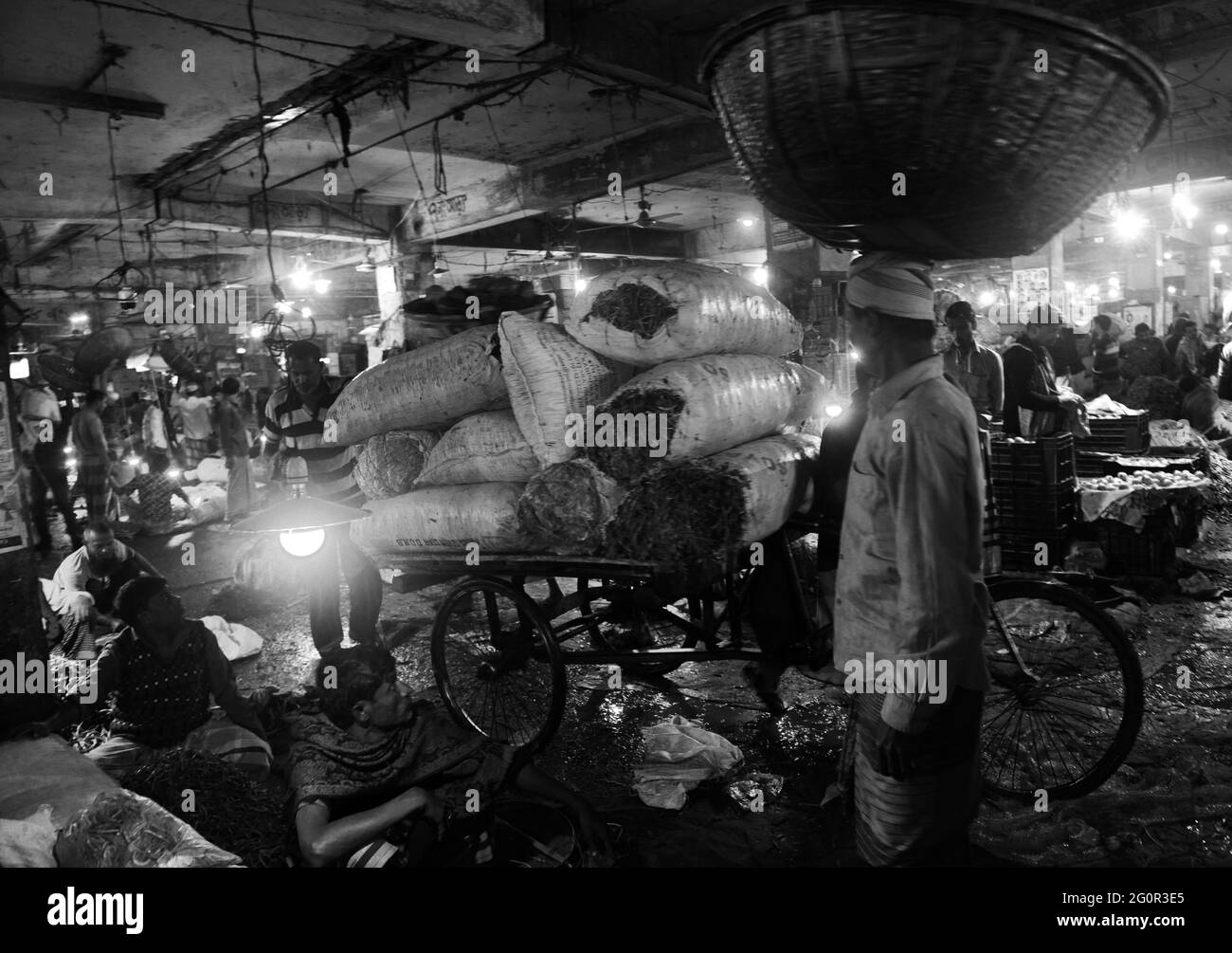 Grüner Chillimarkt in einem Indoor-Markt im Karwan Bazar in Dhaka, Bangladesch. Stockfoto