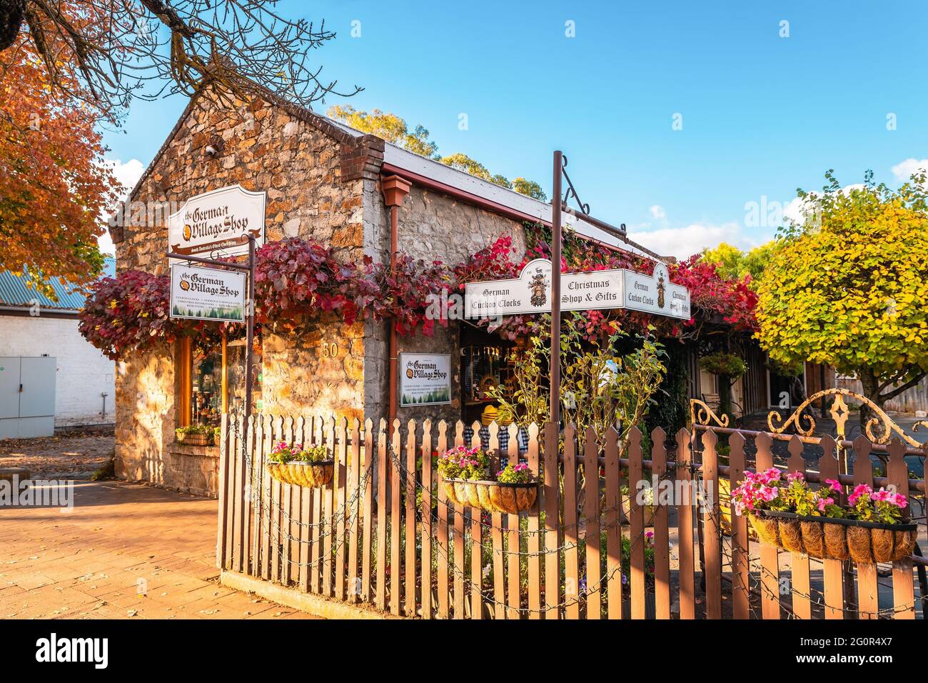 Hahndorf, Adelaide Hills, Südaustralien - 24. April 2021: Deutsche Dorfvoransicht von der Hauptstraße von Hahndorf während der Herbstsaison Stockfoto
