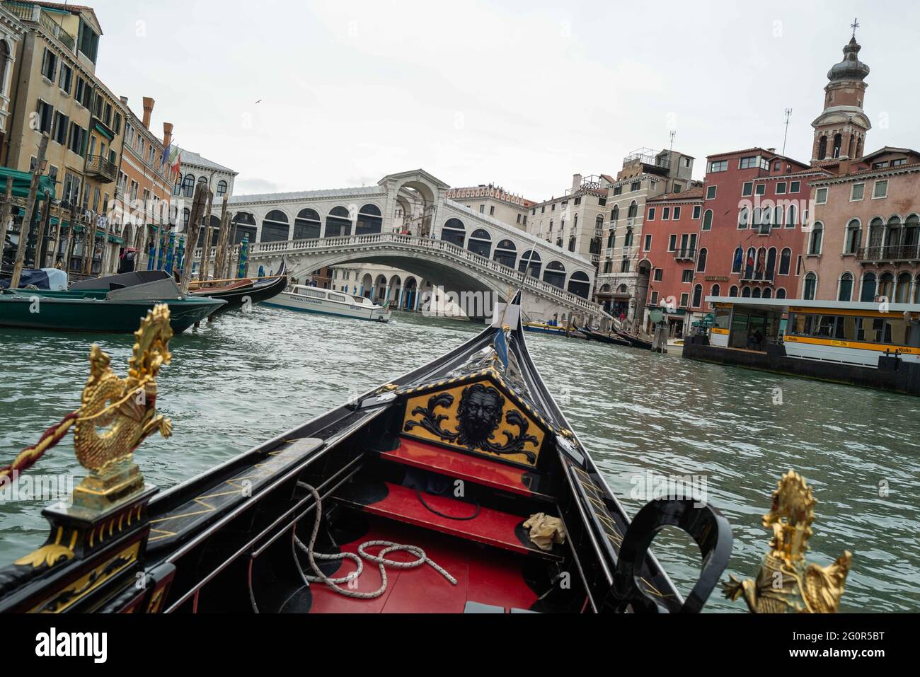 Venedig während der Covid19-Sperre, Italien, Europa,, Gondel, Rialto, Brücke, Stockfoto