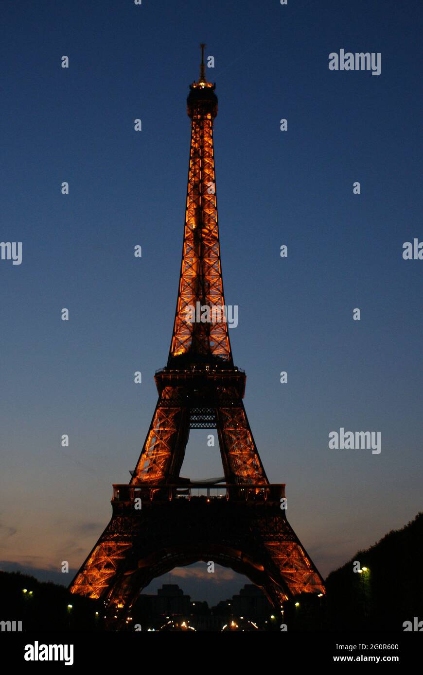 Eiffelturm - Lichter Bei Sonnenuntergang - Paris Fotografie Stockfoto