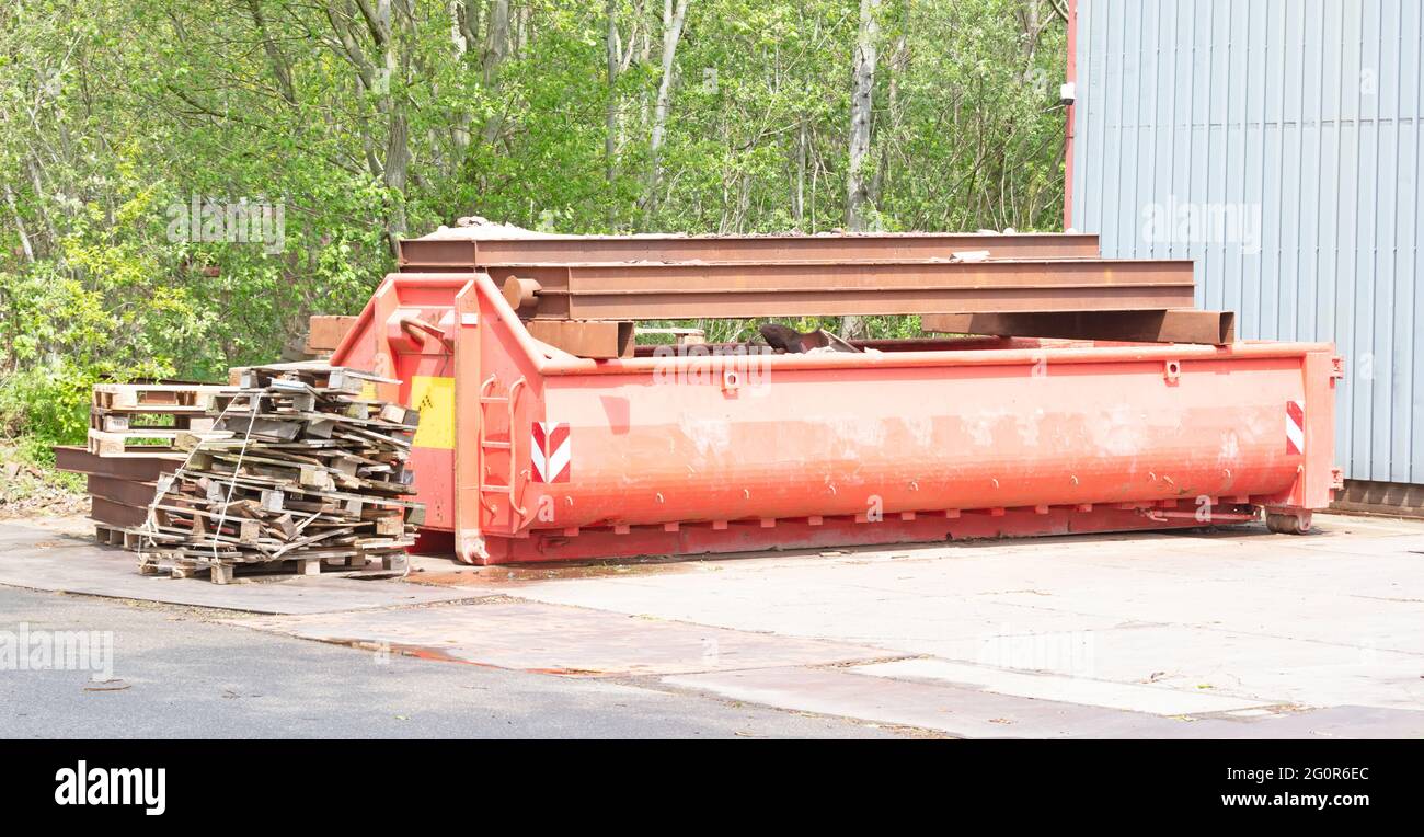 Großer Behälter voller sperriger Abfälle, Recyclingkonzept Stockfoto