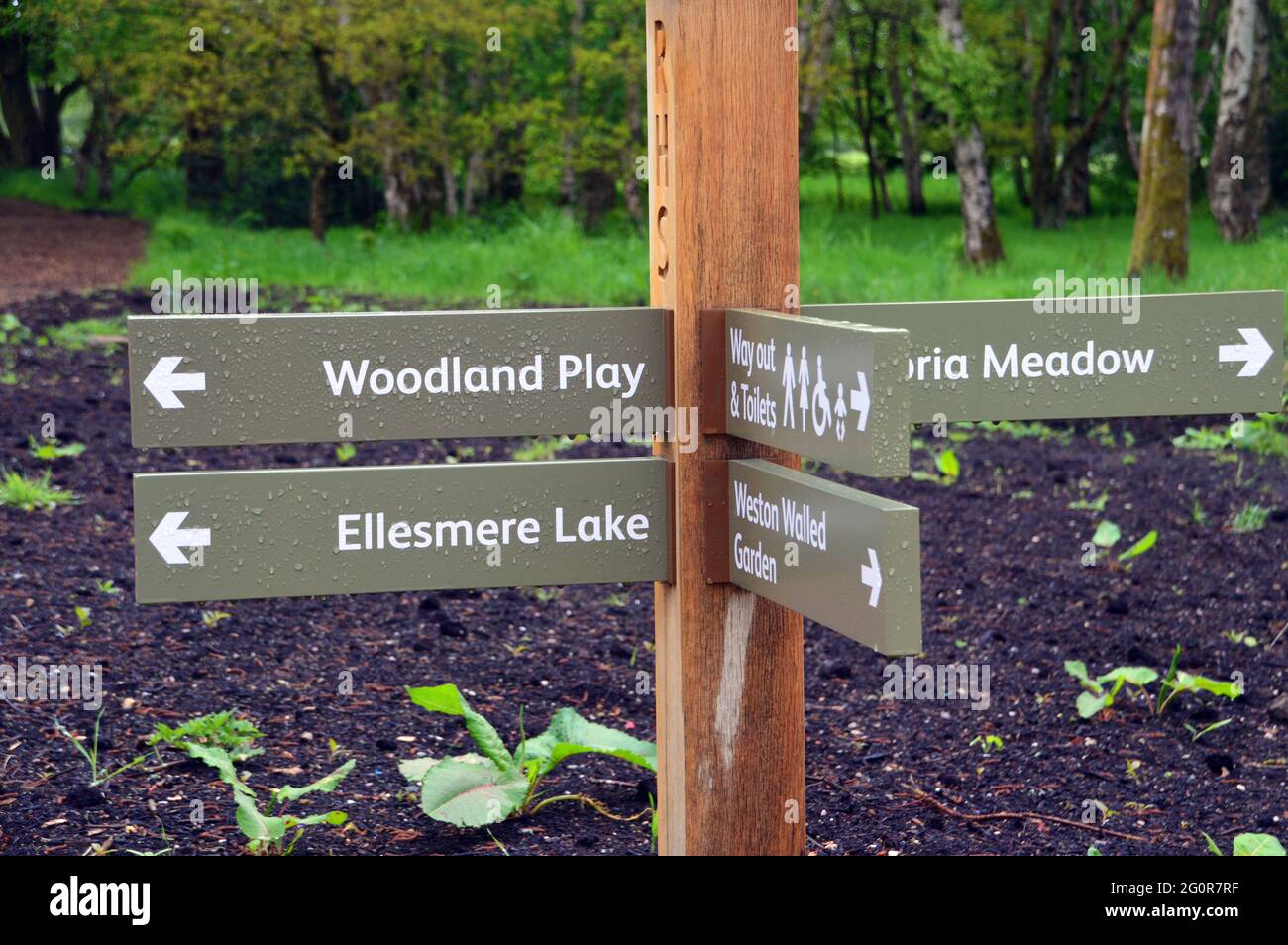 Holzschild in RHS Garden Bridgewater, Worsley, Greater Manchester, Großbritannien. Stockfoto