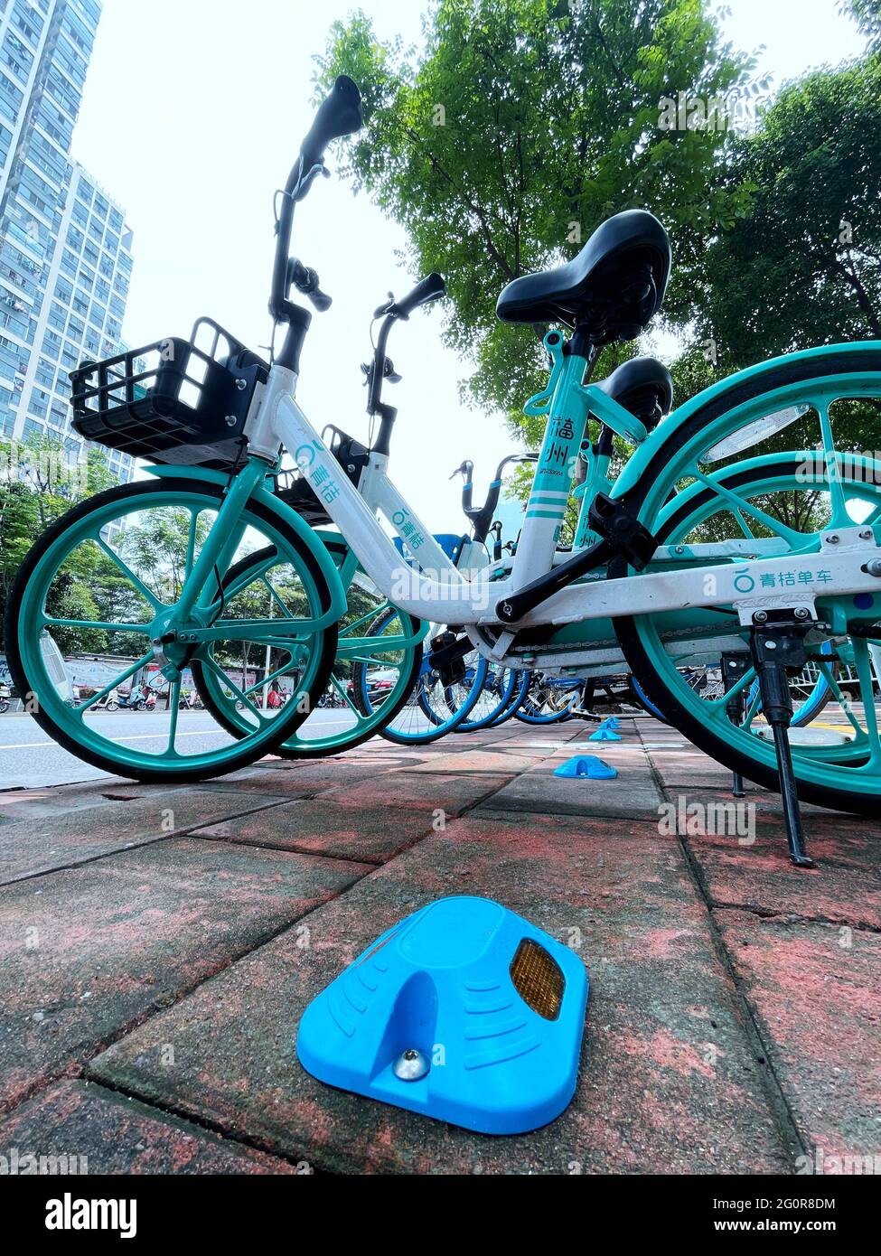 Fuzhou, China. Juni 2021. Die bluetooth-Straßenspitze wird neben der Bike-Sharing-Station eingerichtet, um die Menschen zu überwachen, die die Fahrräder am 02. Juni 2021 in Fuzhou, Fujian, China, an den richtigen Ort gebracht haben. (Foto: TPG/cnsphotos) Quelle: TopPhoto/Alamy Live News Stockfoto