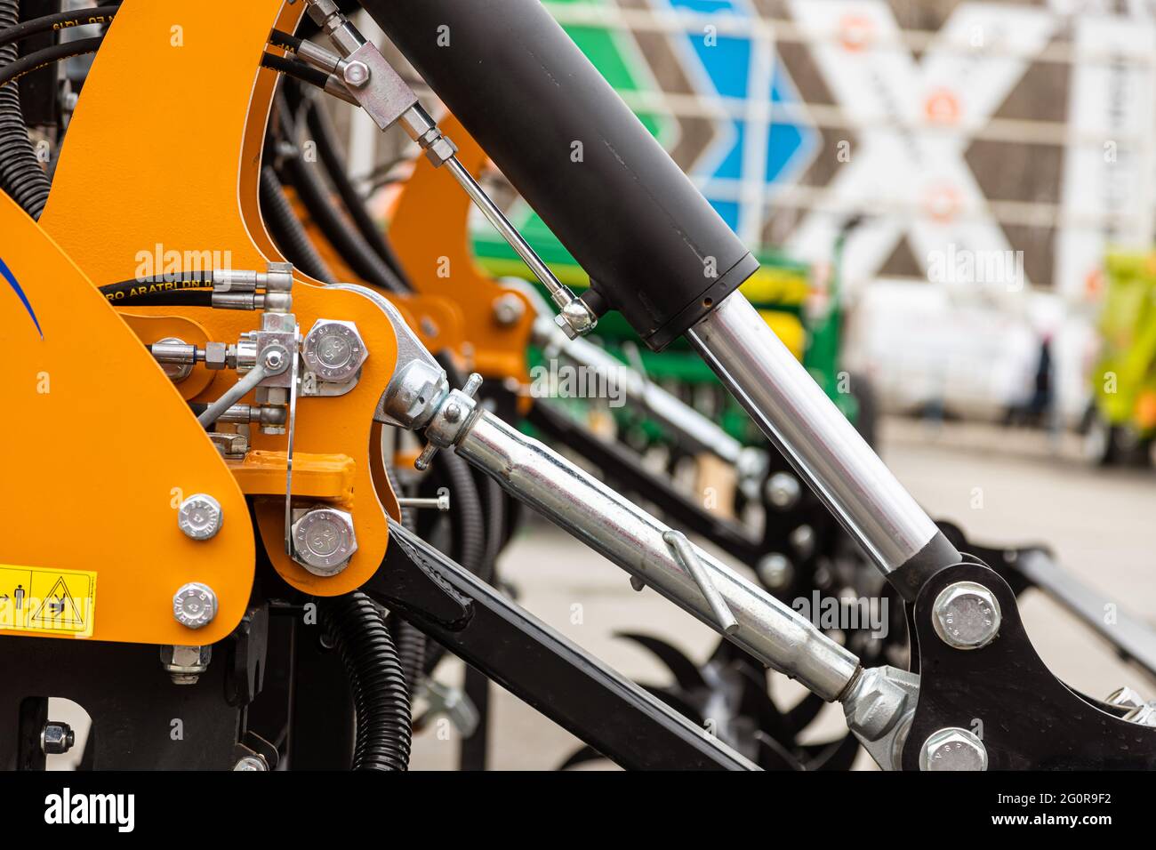 Landmaschinen. Nahaufnahme von technischen Einheiten und Mechanismen von Landmaschinen. Federn und Aufhängungselemente Stockfoto