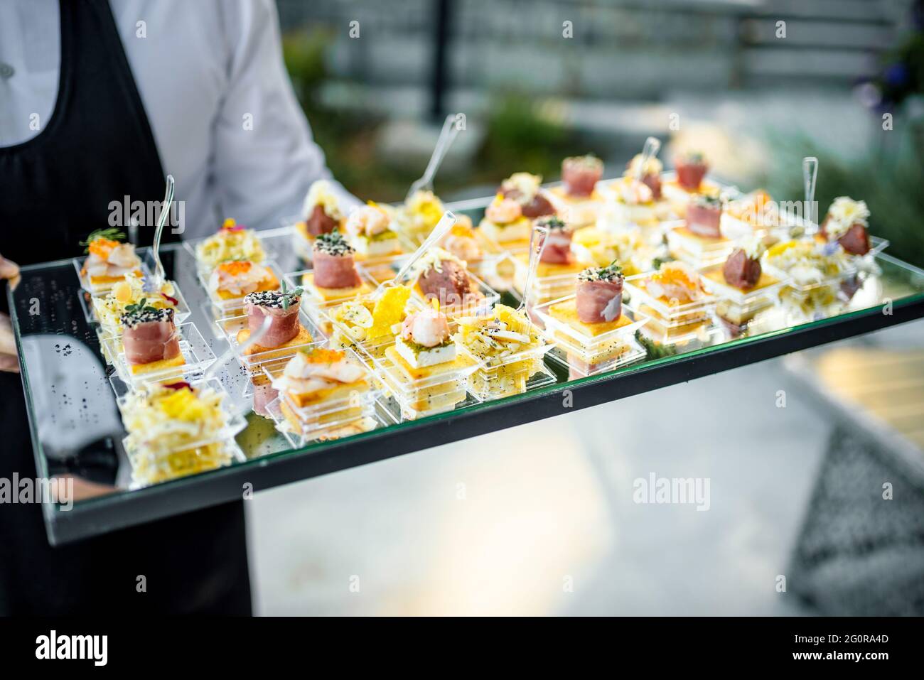 Kellner trägt Tabletts mit Essen. Hochzeitsservice. Stockfoto