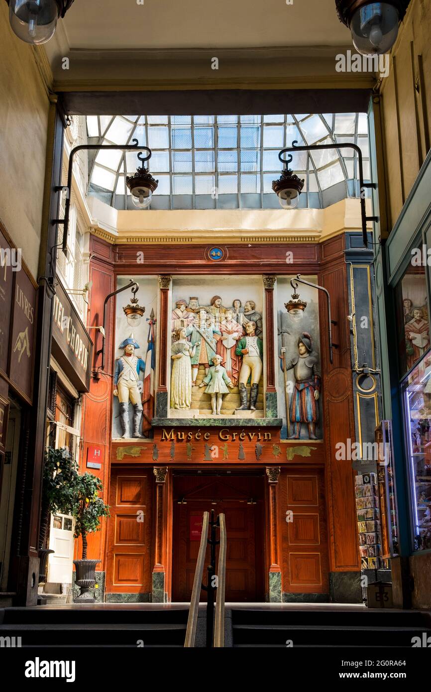 FRANKREICH. KREUZUNG PARIS (9. BEZIRK) JOUFFROY. DER AUSGANG DES GREVIN MUSEUMS Stockfoto