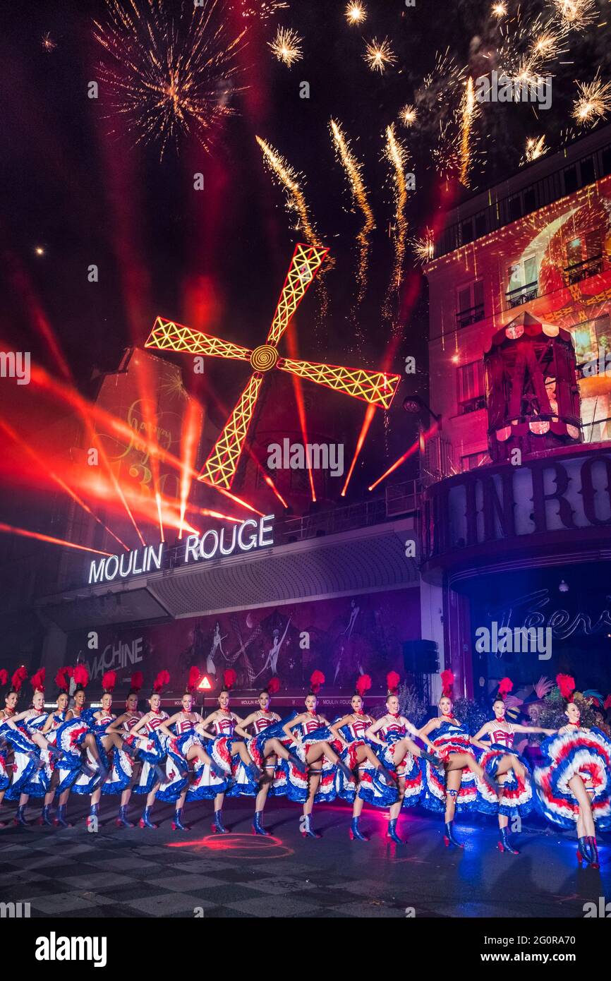 FRANKREICH. PARIS (18. ARRONDISSEMENT). DAS MOULIN ROUGE. TON- UND LICHTSHOW (VON GL EVENTS AUDIOVISUELLE) MIT DEN KABARETTTÄNZERN ANLÄSSLICH SEINER 130 Stockfoto