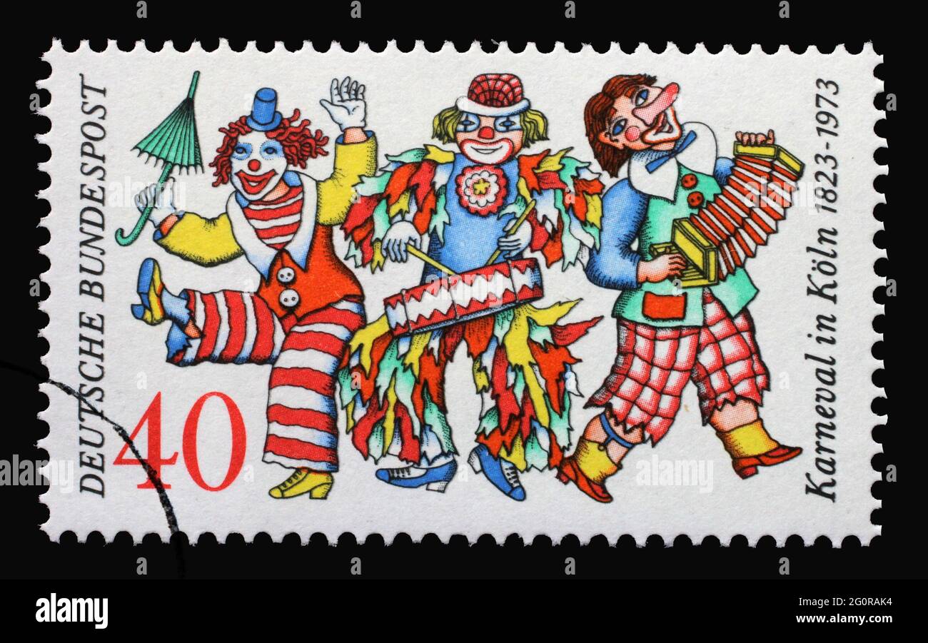Eine in Deutschland gedruckte Briefmarke zum 150. Jahrestag des Kölner Karnevals zeigt drei Clowns, um 1972 Stockfoto