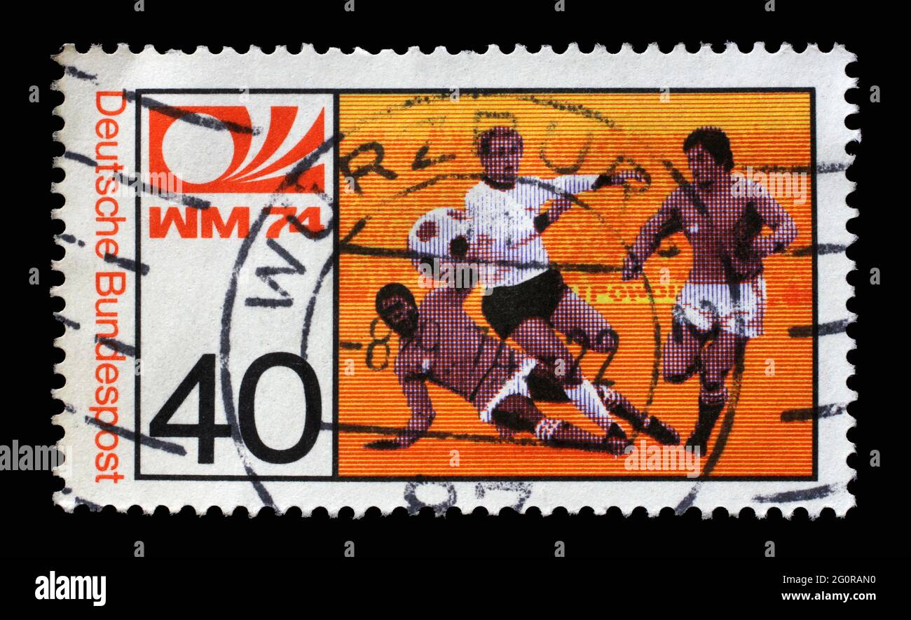 Eine in Deutschland gedruckte Marke zeigt Mittelfeldspieler, Fußball-Weltmeisterschaft in Deutschland, um 1974 Stockfoto