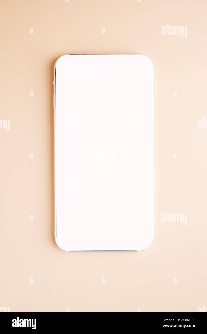 Weißes Smartphone-Modell. Für Spieledesign, Smartphone-App-Präsentation oder Portfolio-Layouts. Dieses Smartphone Mockup auf einem beigen trendigen Hintergrund. Hochwertige Fotos Stockfoto