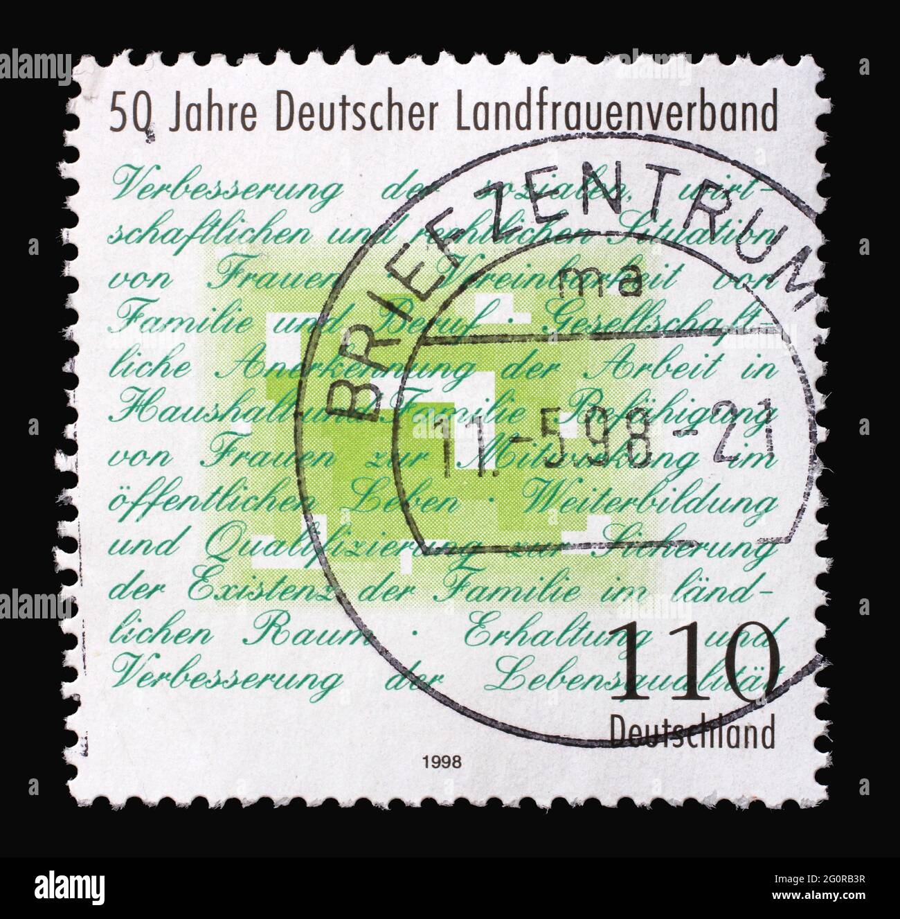 Eine in Deutschland gedruckte Briefmarke zeigt das Verbandsmanifest, 50. Jahrestag des Deutschen Bauernfrauenverbandes, um 1998 Stockfoto