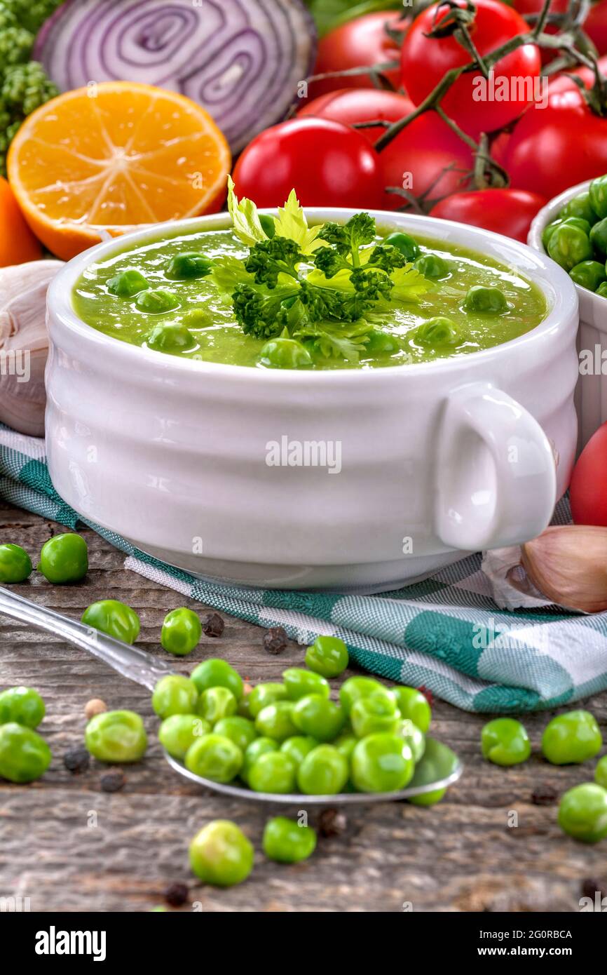Potage Suppe aus frischen heimischen Erbsen mit Gewürzen Stockfoto