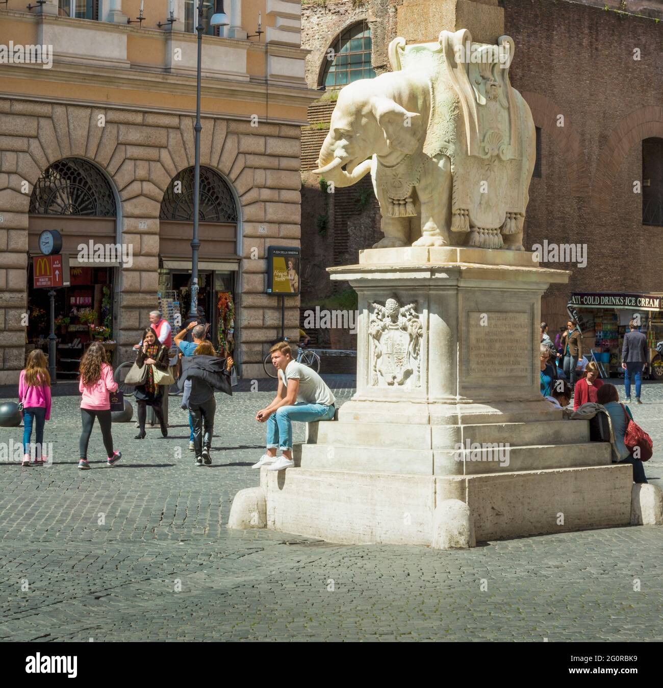 Rom, Italien. Piazza della Minerva. Die Skulptur des Elefanten aus dem 17. Jahrhundert von Berninis Schüler Ercole Ferrata unterstützt ein ägyptisches O aus dem 6. Jahrhundert v. Chr. Stockfoto