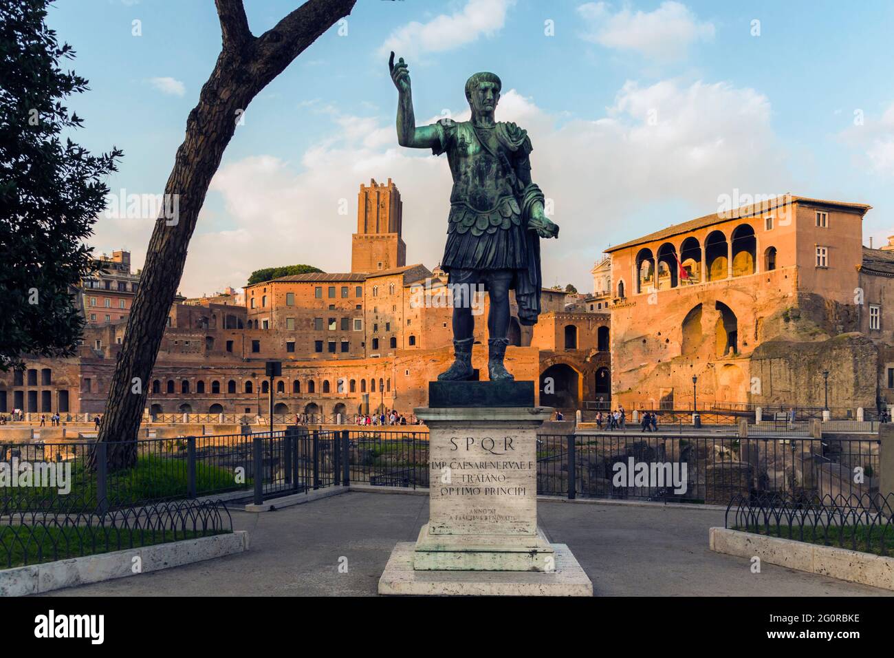 Rom, Italien. Statue des Imperators Trajan mit dem Forum von Trajan dahinter. Das Forum stammt aus dem zweiten Jahrhundert nach Christus. Der Turm in der Mitte ist der 13 Stockfoto