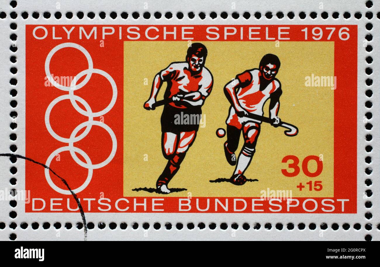 Eine in Deutschland gedruckte Marke zeigt Hockey, Olympische Sommerspiele 1976 in Montreal, um 1976 Stockfoto