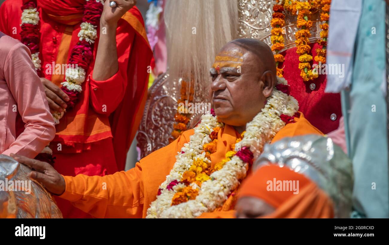 Haridwar, Uttarakhand. Indien – 5. März 2021 – Indische Sadhus kommen nach Kumbh Mela, Royal Herzlich Willkommen. Sadhus, die in Fahrgeschäften sitzen und eine Girlande tragen, Stockfoto