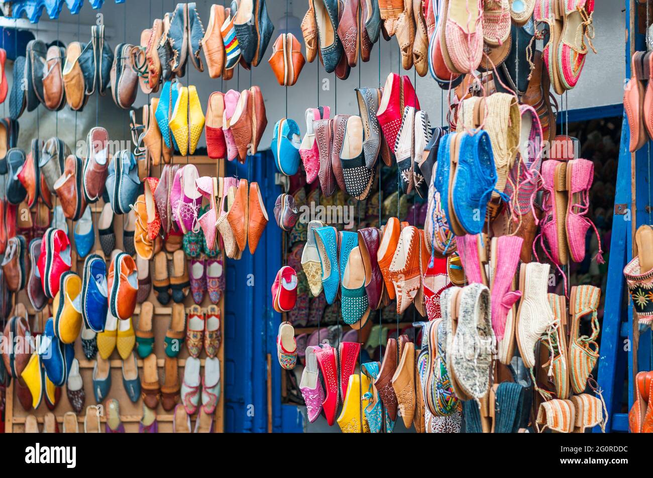 Bunte Schuhe hängen vor einem Marktstand in einem Souk. Stockfoto