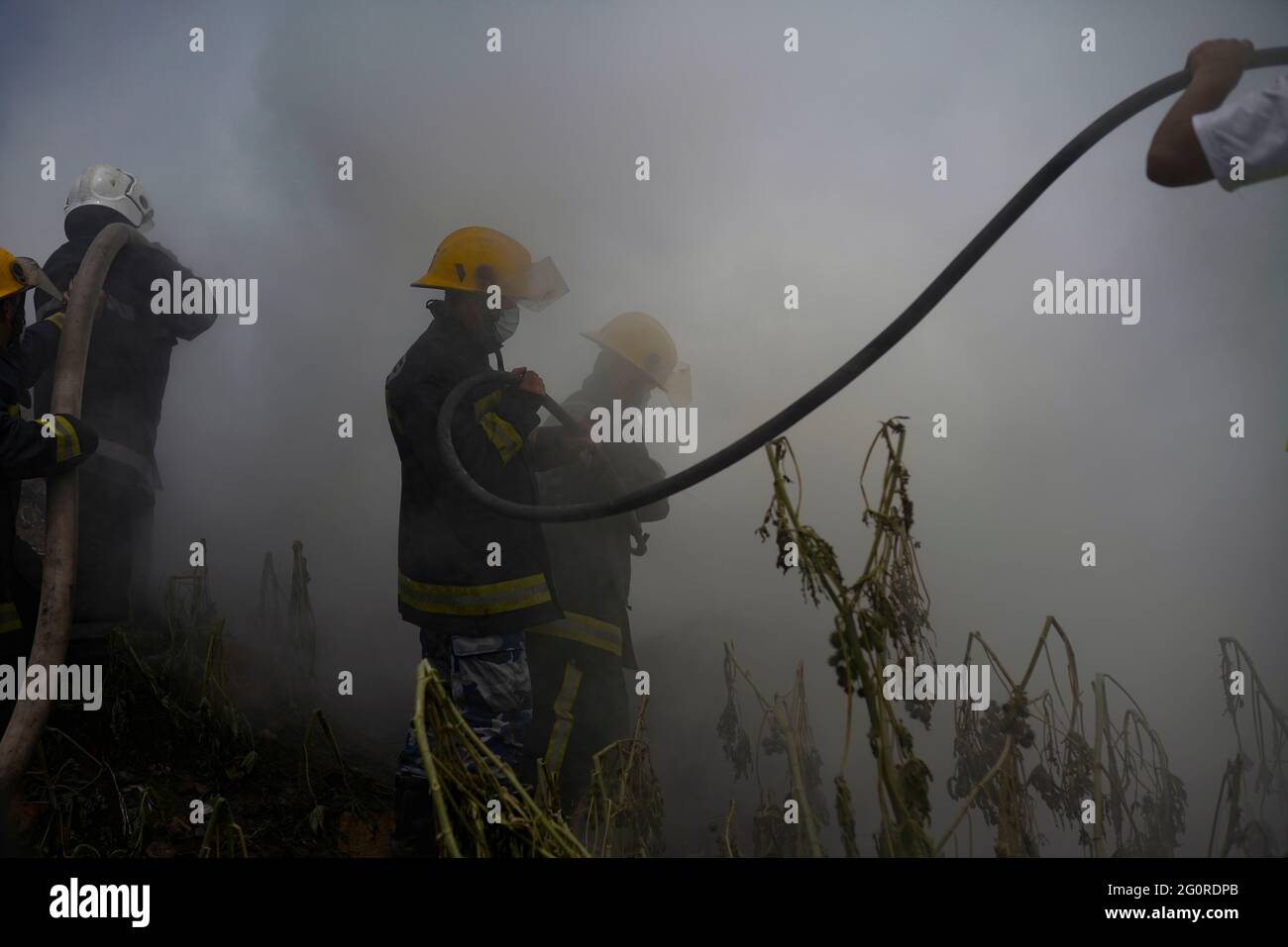 Kathmandu, Nepal. Juni 2021. Die nepalesischen Feuerwehrleute arbeiten zusammen mit der Armee und der Polizei daran, einen Brand zu löschen, der am Donnerstag, dem 3. Juni 2021, auf einer Deponie in Kathmandu, Nepal, gefangen wurde. Kredit: Skanda Gautam/ZUMA Wire/Alamy Live Nachrichten Stockfoto